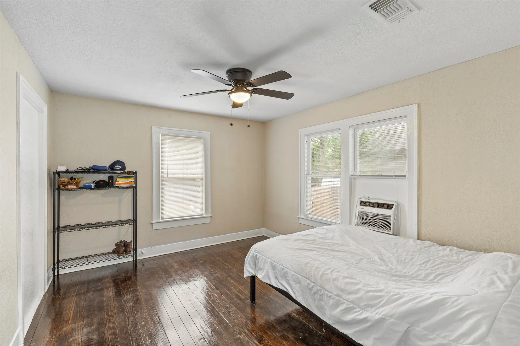 Single Family Residence For Sale in Dallas County , 3227 Spring Avenue, Dallas, Texas 75215, 2 Bedroom, 1 Bathroom, Garage spaces, 876 Sqft, built in 1927, mls#21292604, Real Estate Agent in Dallas, Homes For Sale in Dallas county, Homes For Sale in Dallas, Realtor in Dallas Texas, Real Estate Brokerage Independent Realty Texas, Luminita Cordes Realtor