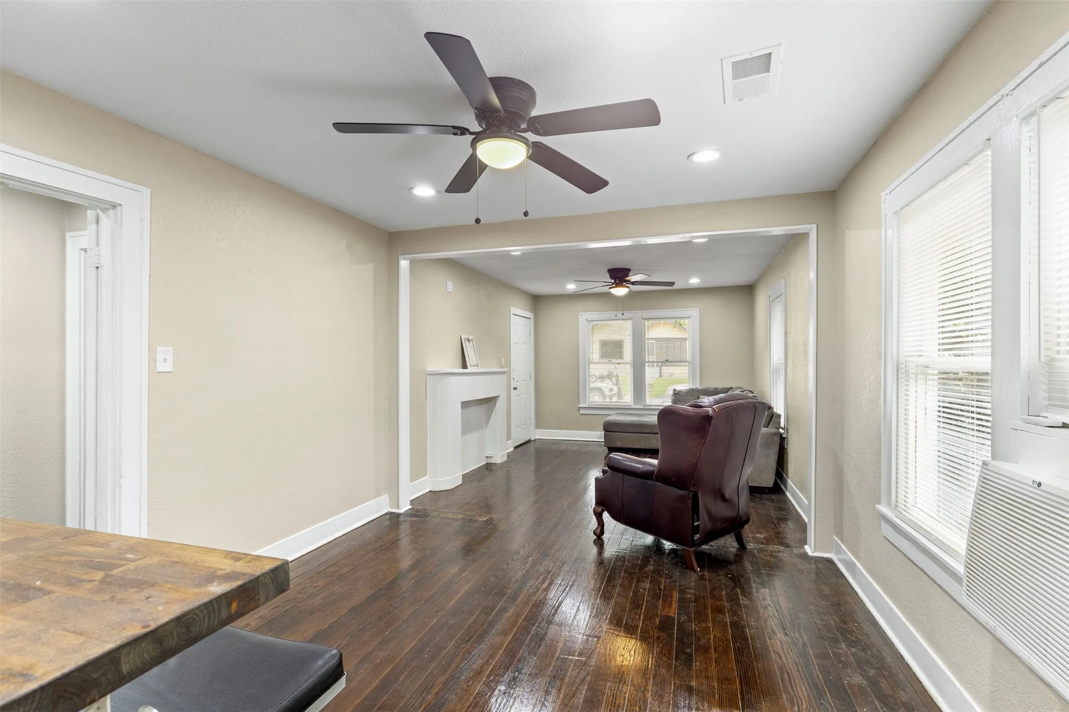 Single Family Residence For Sale in Dallas County , 3227 Spring Avenue, Dallas, Texas 75215, 2 Bedroom, 1 Bathroom, Garage spaces, 876 Sqft, built in 1927, mls#21292604, Real Estate Agent in Dallas, Homes For Sale in Dallas county, Homes For Sale in Dallas, Realtor in Dallas Texas, Real Estate Brokerage Independent Realty Texas, Luminita Cordes Realtor