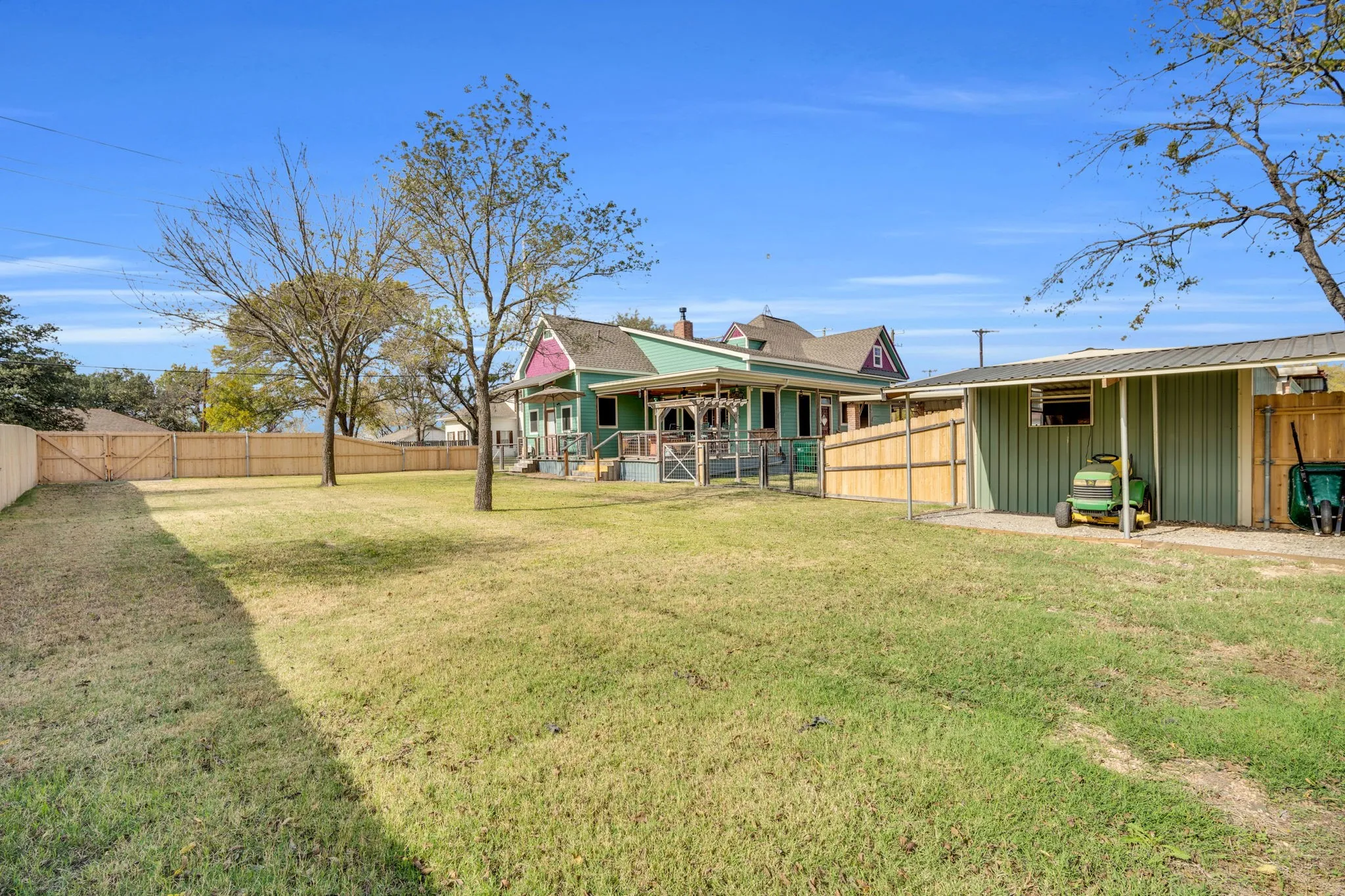 Single Family Residence For Sale in Ellis County , 312 W 8th Street, Ferris, Texas 75125, 3 Bedroom, 3 Bathroom, Garage spaces, 2,230 Sqft, built in 1889, mls#21292658, Real Estate Agent in Ferris, Homes For Sale in Ellis county, Homes For Sale in Ferris, Realtor in Ferris Texas, Real Estate Brokerage Independent Realty Texas, Luminita Cordes Realtor