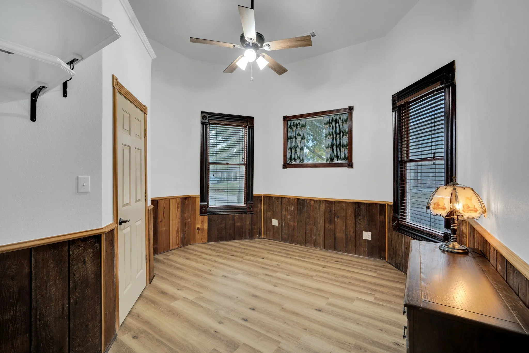 Single Family Residence For Sale in Ellis County , 312 W 8th Street, Ferris, Texas 75125, 3 Bedroom, 3 Bathroom, Garage spaces, 2,230 Sqft, built in 1889, mls#21292658, Real Estate Agent in Ferris, Homes For Sale in Ellis county, Homes For Sale in Ferris, Realtor in Ferris Texas, Real Estate Brokerage Independent Realty Texas, Luminita Cordes Realtor