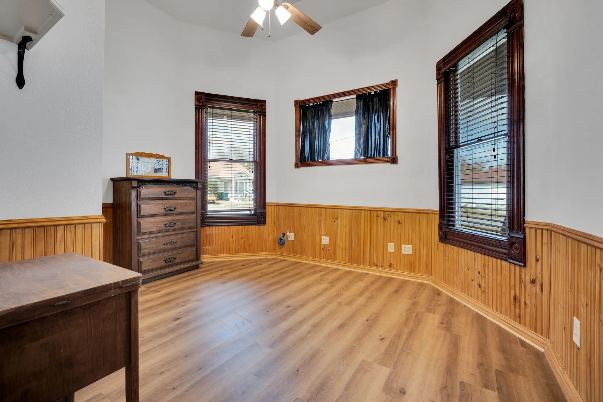 Single Family Residence For Sale in Ellis County , 312 W 8th Street, Ferris, Texas 75125, 3 Bedroom, 3 Bathroom, Garage spaces, 2,230 Sqft, built in 1889, mls#21292658, Real Estate Agent in Ferris, Homes For Sale in Ellis county, Homes For Sale in Ferris, Realtor in Ferris Texas, Real Estate Brokerage Independent Realty Texas, Luminita Cordes Realtor