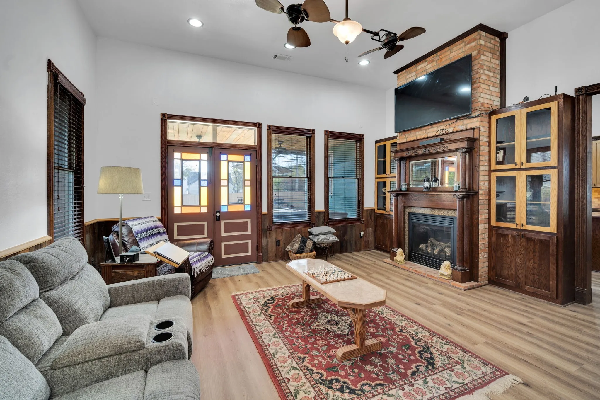 Single Family Residence For Sale in Ellis County , 312 W 8th Street, Ferris, Texas 75125, 3 Bedroom, 3 Bathroom, Garage spaces, 2,230 Sqft, built in 1889, mls#21292658, Real Estate Agent in Ferris, Homes For Sale in Ellis county, Homes For Sale in Ferris, Realtor in Ferris Texas, Real Estate Brokerage Independent Realty Texas, Luminita Cordes Realtor