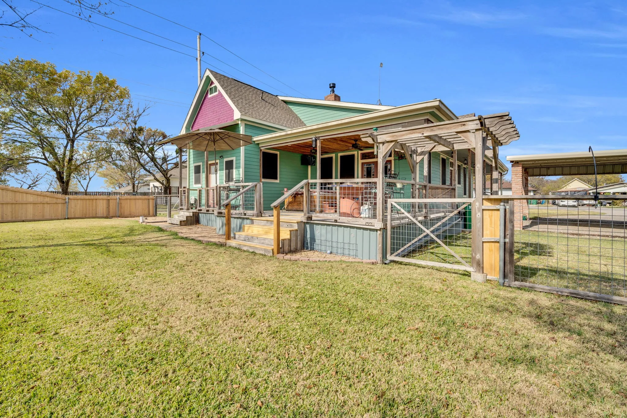 Single Family Residence For Sale in Ellis County , 312 W 8th Street, Ferris, Texas 75125, 3 Bedroom, 3 Bathroom, Garage spaces, 2,230 Sqft, built in 1889, mls#21292658, Real Estate Agent in Ferris, Homes For Sale in Ellis county, Homes For Sale in Ferris, Realtor in Ferris Texas, Real Estate Brokerage Independent Realty Texas, Luminita Cordes Realtor