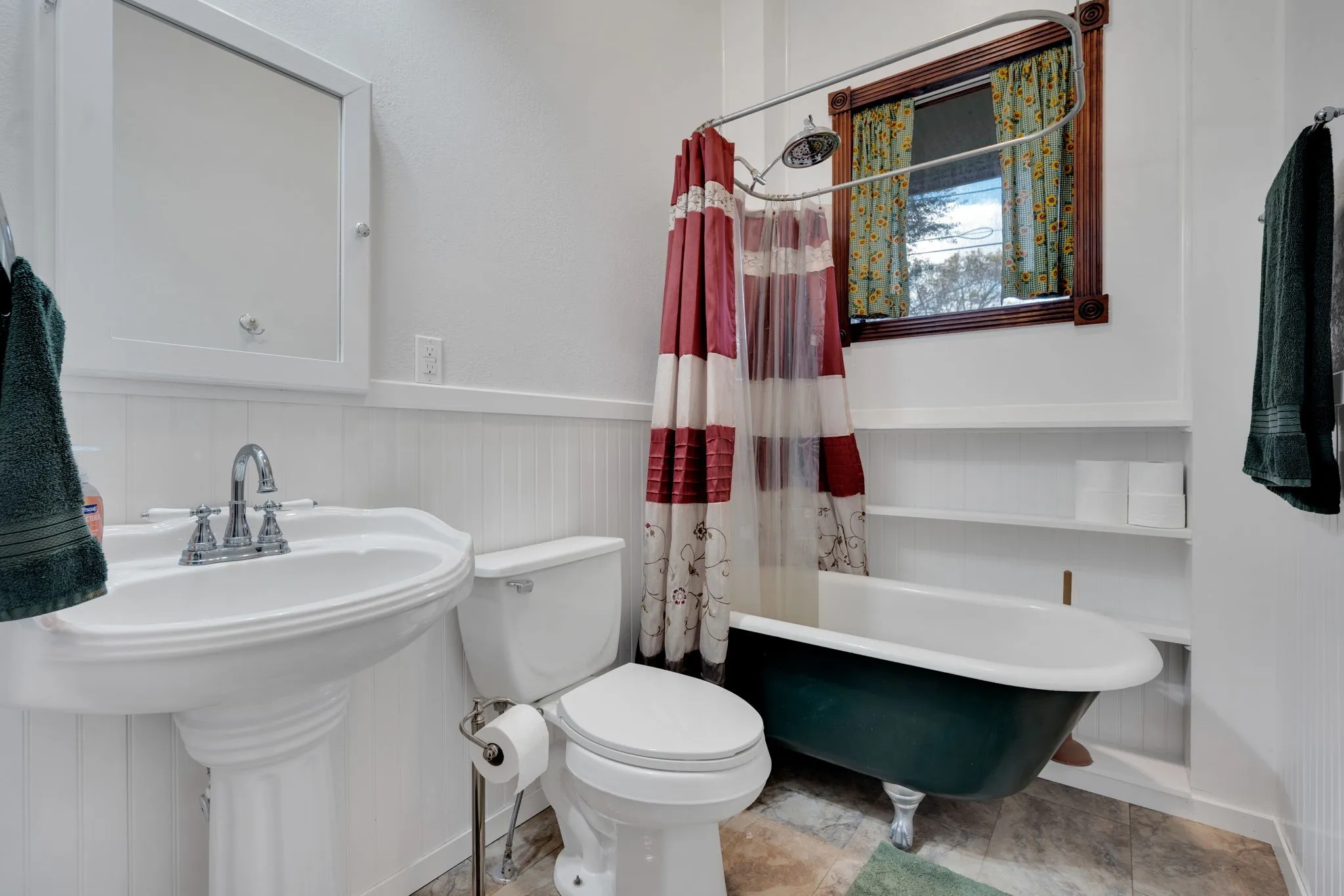 Single Family Residence For Sale in Ellis County , 312 W 8th Street, Ferris, Texas 75125, 3 Bedroom, 3 Bathroom, Garage spaces, 2,230 Sqft, built in 1889, mls#21292658, Real Estate Agent in Ferris, Homes For Sale in Ellis county, Homes For Sale in Ferris, Realtor in Ferris Texas, Real Estate Brokerage Independent Realty Texas, Luminita Cordes Realtor