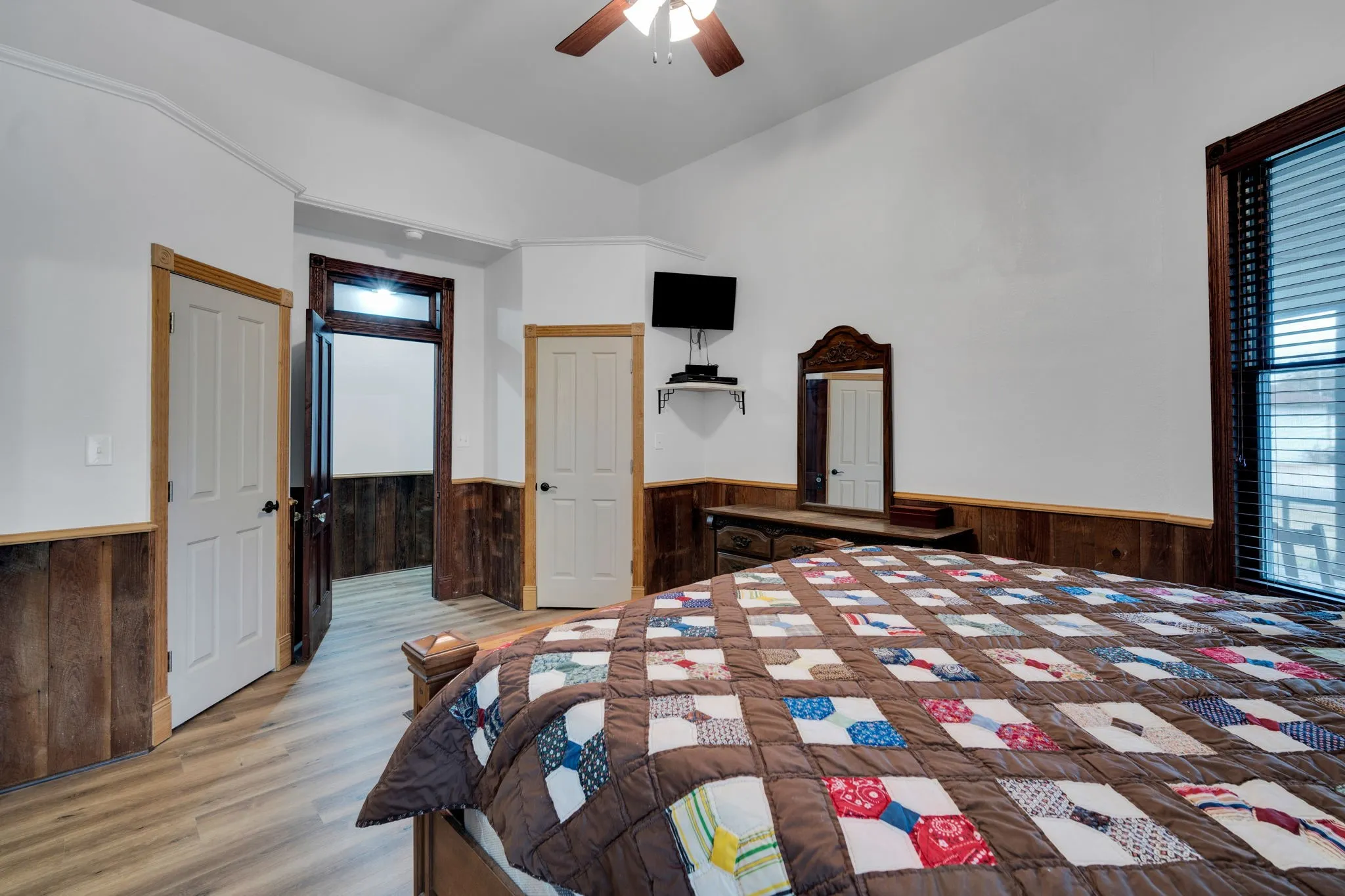 Single Family Residence For Sale in Ellis County , 312 W 8th Street, Ferris, Texas 75125, 3 Bedroom, 3 Bathroom, Garage spaces, 2,230 Sqft, built in 1889, mls#21292658, Real Estate Agent in Ferris, Homes For Sale in Ellis county, Homes For Sale in Ferris, Realtor in Ferris Texas, Real Estate Brokerage Independent Realty Texas, Luminita Cordes Realtor