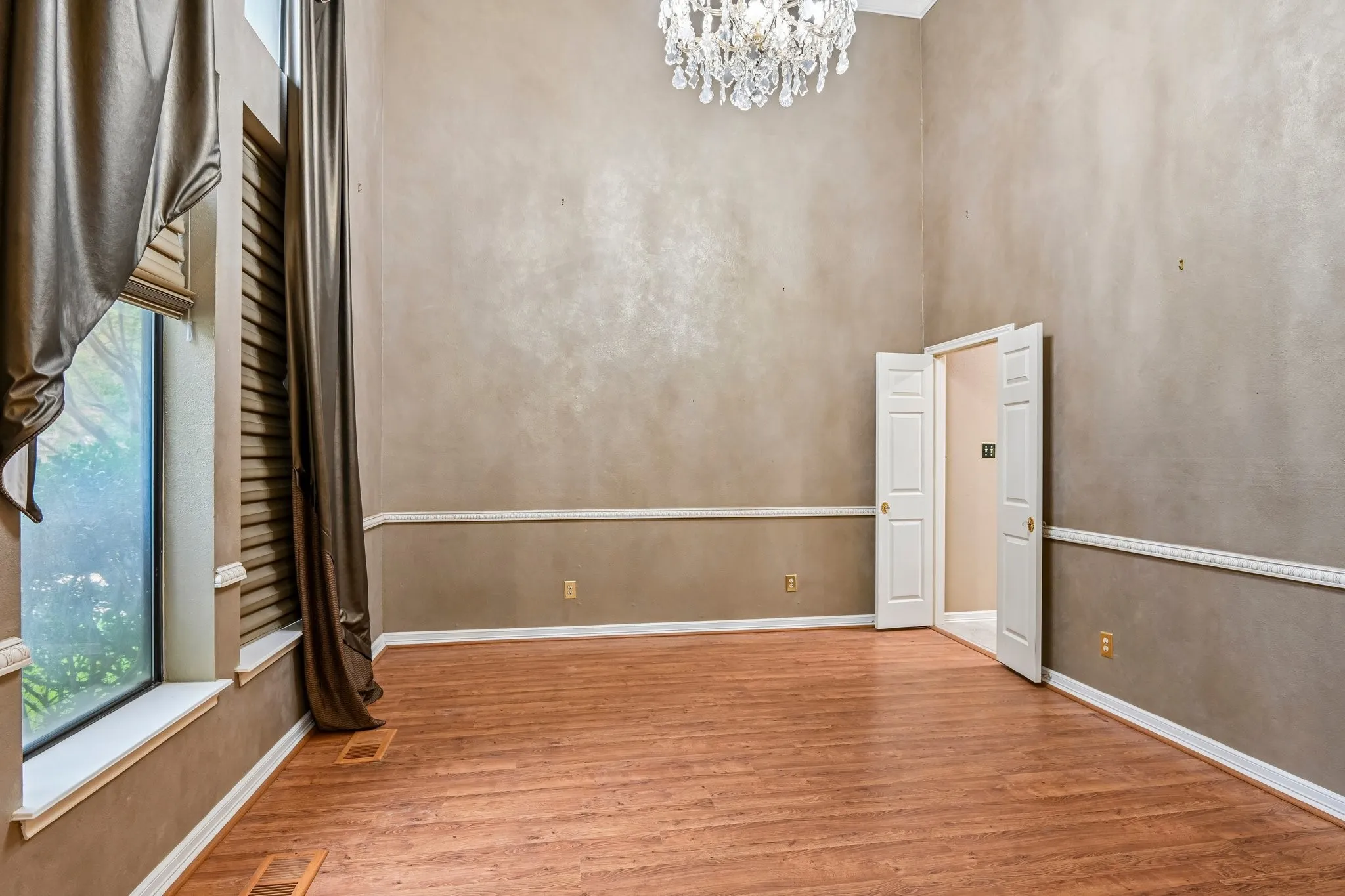 Single Family Residence For Sale in Rockwall County , 128 Sceptre Drive, Rockwall, Texas 75032, 4 Bedroom, 4 Bathroom, 2 Garage spaces, 3,520 Sqft, built in 1985, mls#21286229, Real Estate Agent in Rockwall, Homes For Sale in Rockwall county, Homes For Sale in Rockwall, Realtor in Rockwall Texas, Real Estate Brokerage Independent Realty Texas, Luminita Cordes Realtor