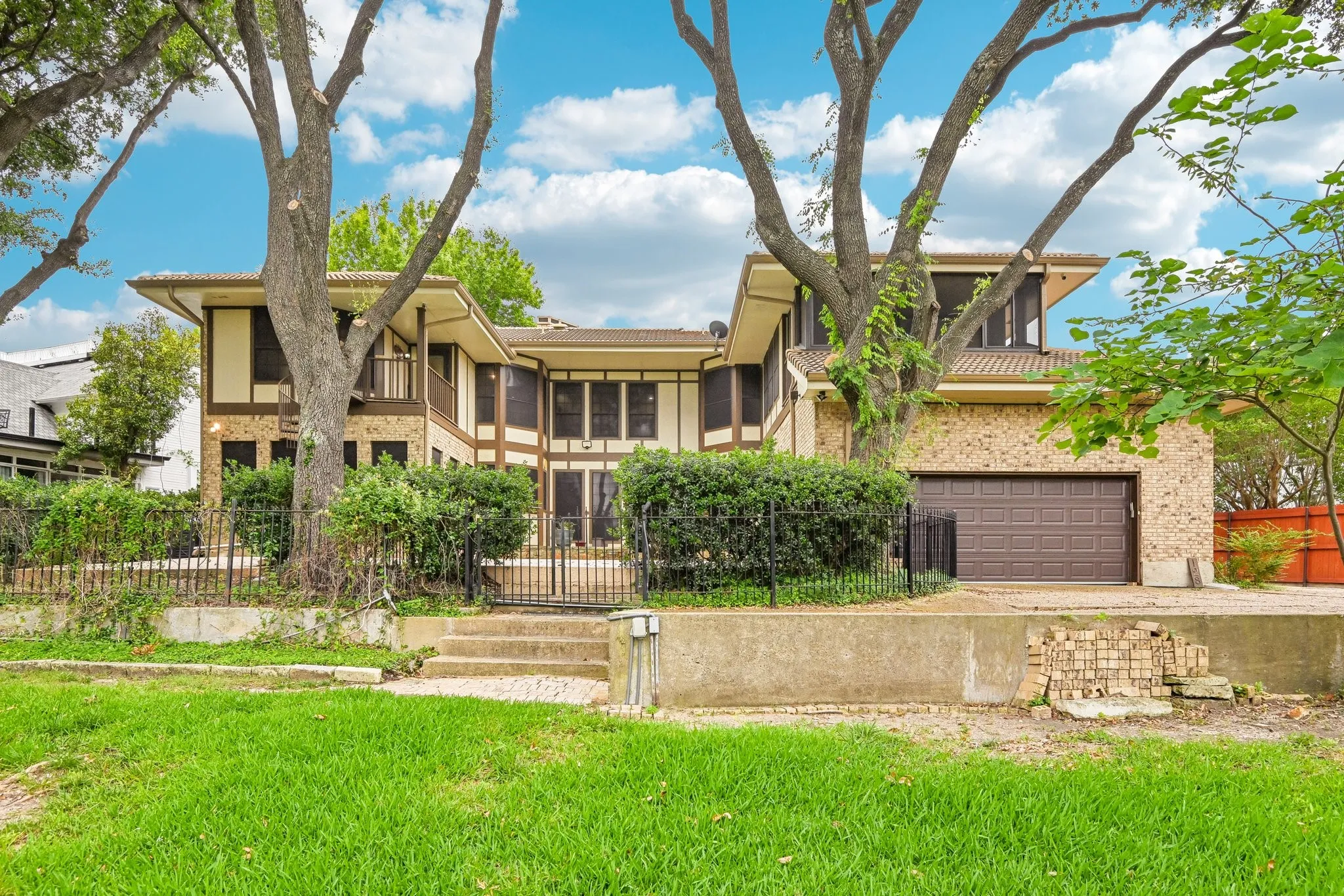 Single Family Residence For Sale in Rockwall County , 128 Sceptre Drive, Rockwall, Texas 75032, 4 Bedroom, 4 Bathroom, 2 Garage spaces, 3,520 Sqft, built in 1985, mls#21286229, Real Estate Agent in Rockwall, Homes For Sale in Rockwall county, Homes For Sale in Rockwall, Realtor in Rockwall Texas, Real Estate Brokerage Independent Realty Texas, Luminita Cordes Realtor