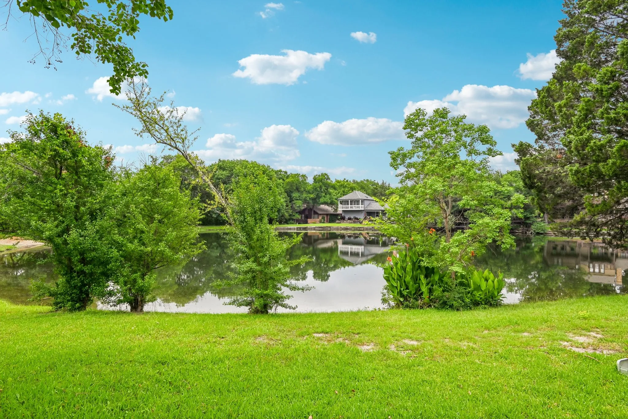 Single Family Residence For Sale in Rockwall County , 128 Sceptre Drive, Rockwall, Texas 75032, 4 Bedroom, 4 Bathroom, 2 Garage spaces, 3,520 Sqft, built in 1985, mls#21286229, Real Estate Agent in Rockwall, Homes For Sale in Rockwall county, Homes For Sale in Rockwall, Realtor in Rockwall Texas, Real Estate Brokerage Independent Realty Texas, Luminita Cordes Realtor