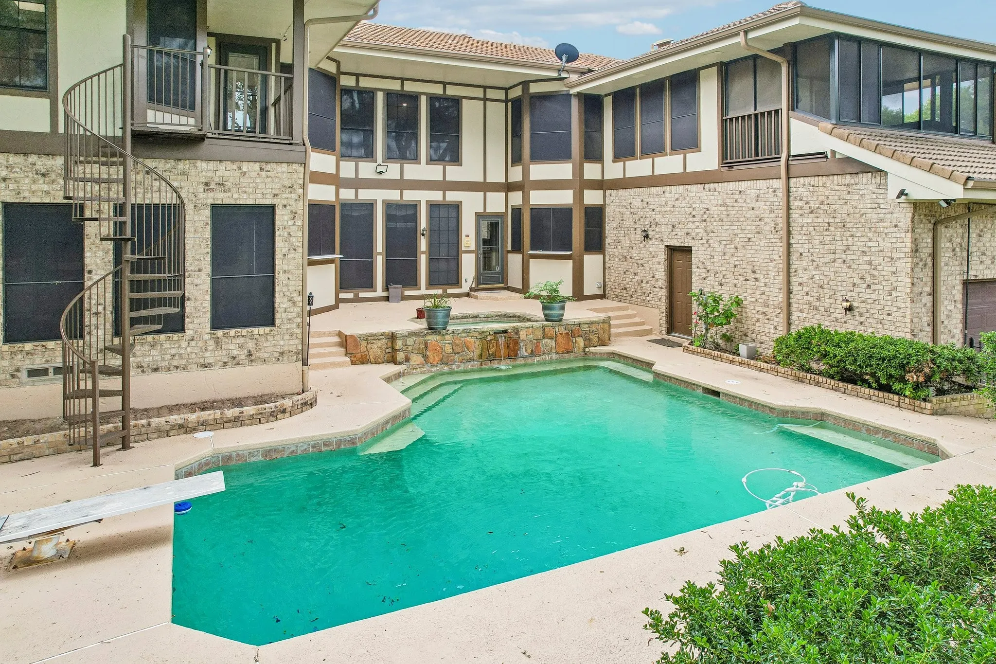 Spiral staircase, full pool, spa, water feature