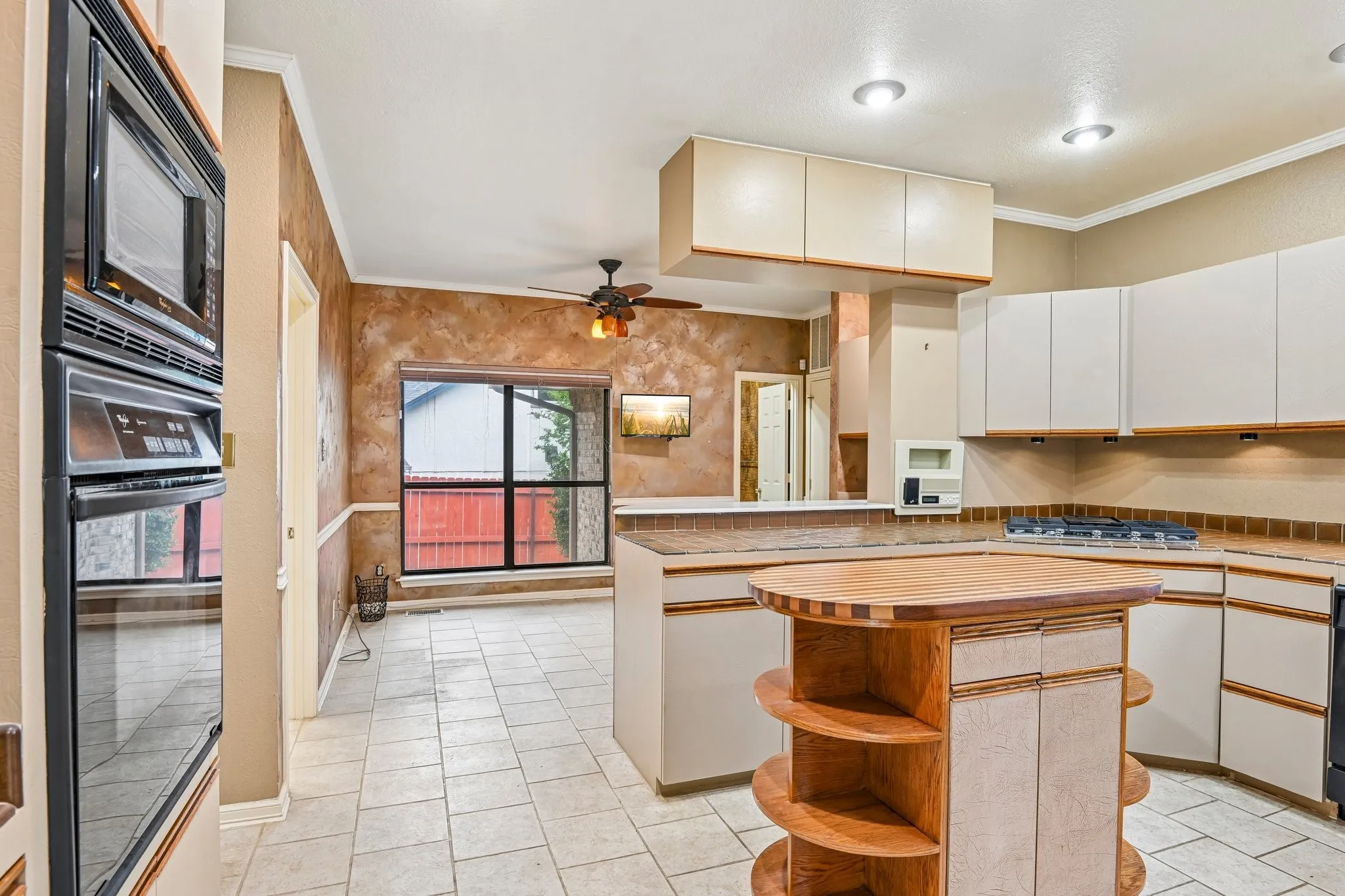Single Family Residence For Sale in Rockwall County , 128 Sceptre Drive, Rockwall, Texas 75032, 4 Bedroom, 4 Bathroom, 2 Garage spaces, 3,520 Sqft, built in 1985, mls#21286229, Real Estate Agent in Rockwall, Homes For Sale in Rockwall county, Homes For Sale in Rockwall, Realtor in Rockwall Texas, Real Estate Brokerage Independent Realty Texas, Luminita Cordes Realtor