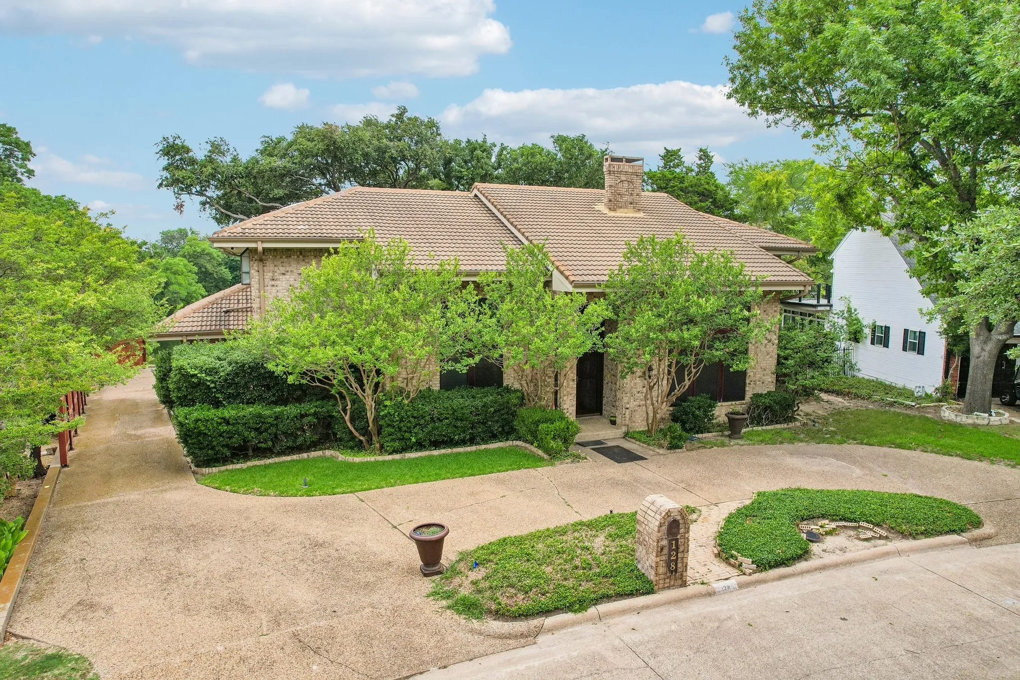 Single Family Residence For Sale in Rockwall County , 128 Sceptre Drive, Rockwall, Texas 75032, 4 Bedroom, 4 Bathroom, 2 Garage spaces, 3,520 Sqft, built in 1985, mls#21286229, Real Estate Agent in Rockwall, Homes For Sale in Rockwall county, Homes For Sale in Rockwall, Realtor in Rockwall Texas, Real Estate Brokerage Independent Realty Texas, Luminita Cordes Realtor