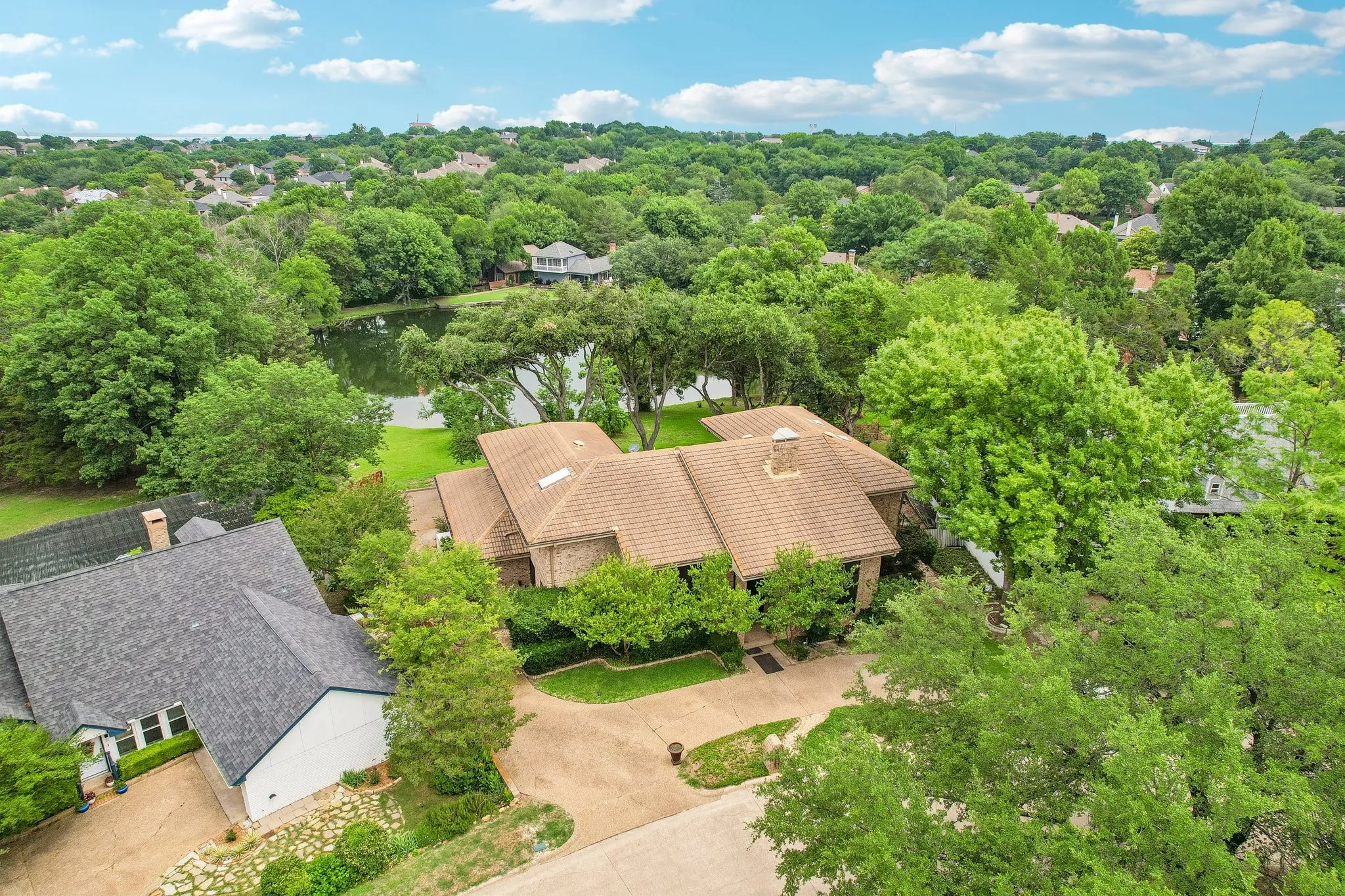 Single Family Residence For Sale in Rockwall County , 128 Sceptre Drive, Rockwall, Texas 75032, 4 Bedroom, 4 Bathroom, 2 Garage spaces, 3,520 Sqft, built in 1985, mls#21286229, Real Estate Agent in Rockwall, Homes For Sale in Rockwall county, Homes For Sale in Rockwall, Realtor in Rockwall Texas, Real Estate Brokerage Independent Realty Texas, Luminita Cordes Realtor
