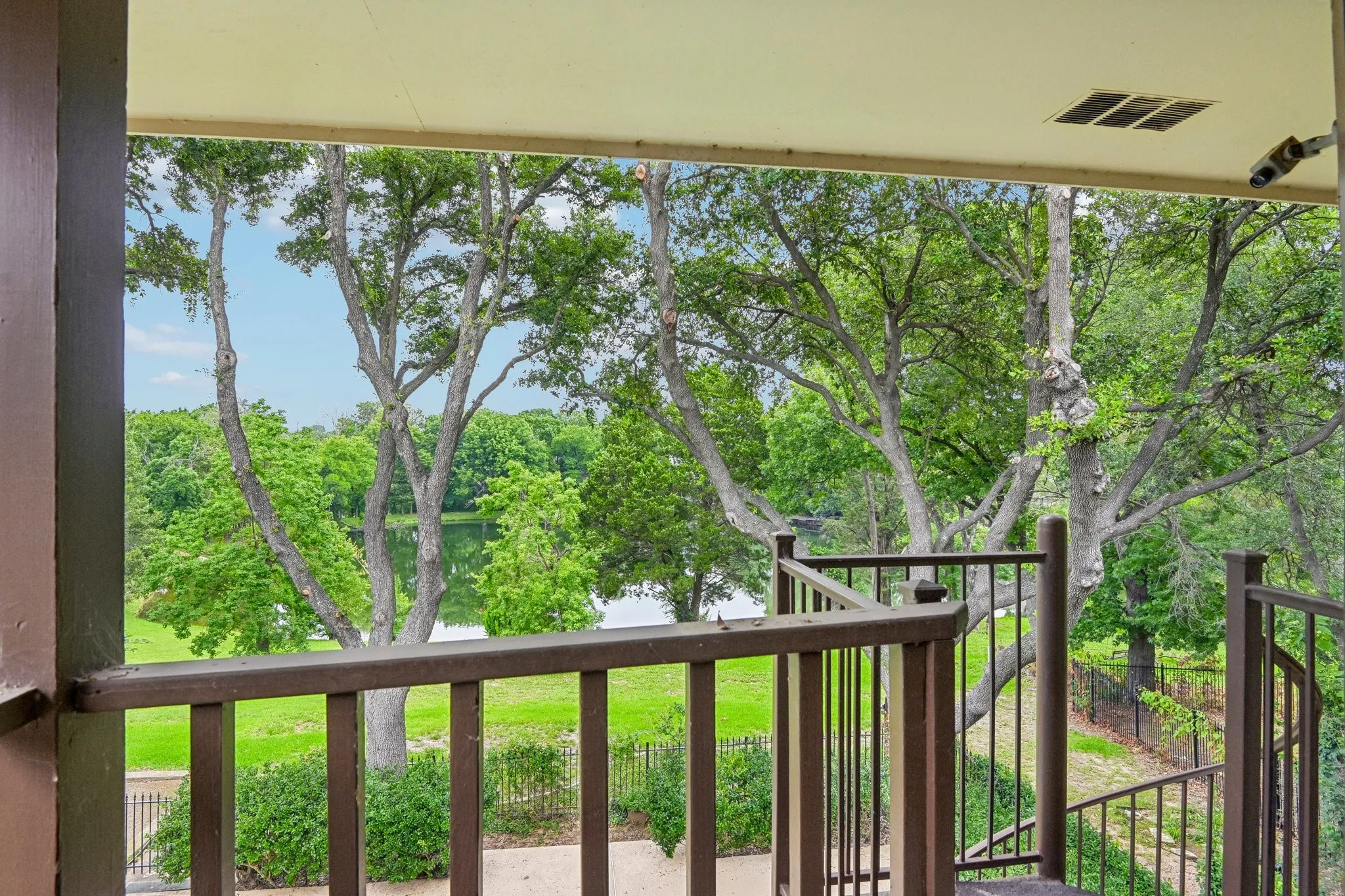 Single Family Residence For Sale in Rockwall County , 128 Sceptre Drive, Rockwall, Texas 75032, 4 Bedroom, 4 Bathroom, 2 Garage spaces, 3,520 Sqft, built in 1985, mls#21286229, Real Estate Agent in Rockwall, Homes For Sale in Rockwall county, Homes For Sale in Rockwall, Realtor in Rockwall Texas, Real Estate Brokerage Independent Realty Texas, Luminita Cordes Realtor