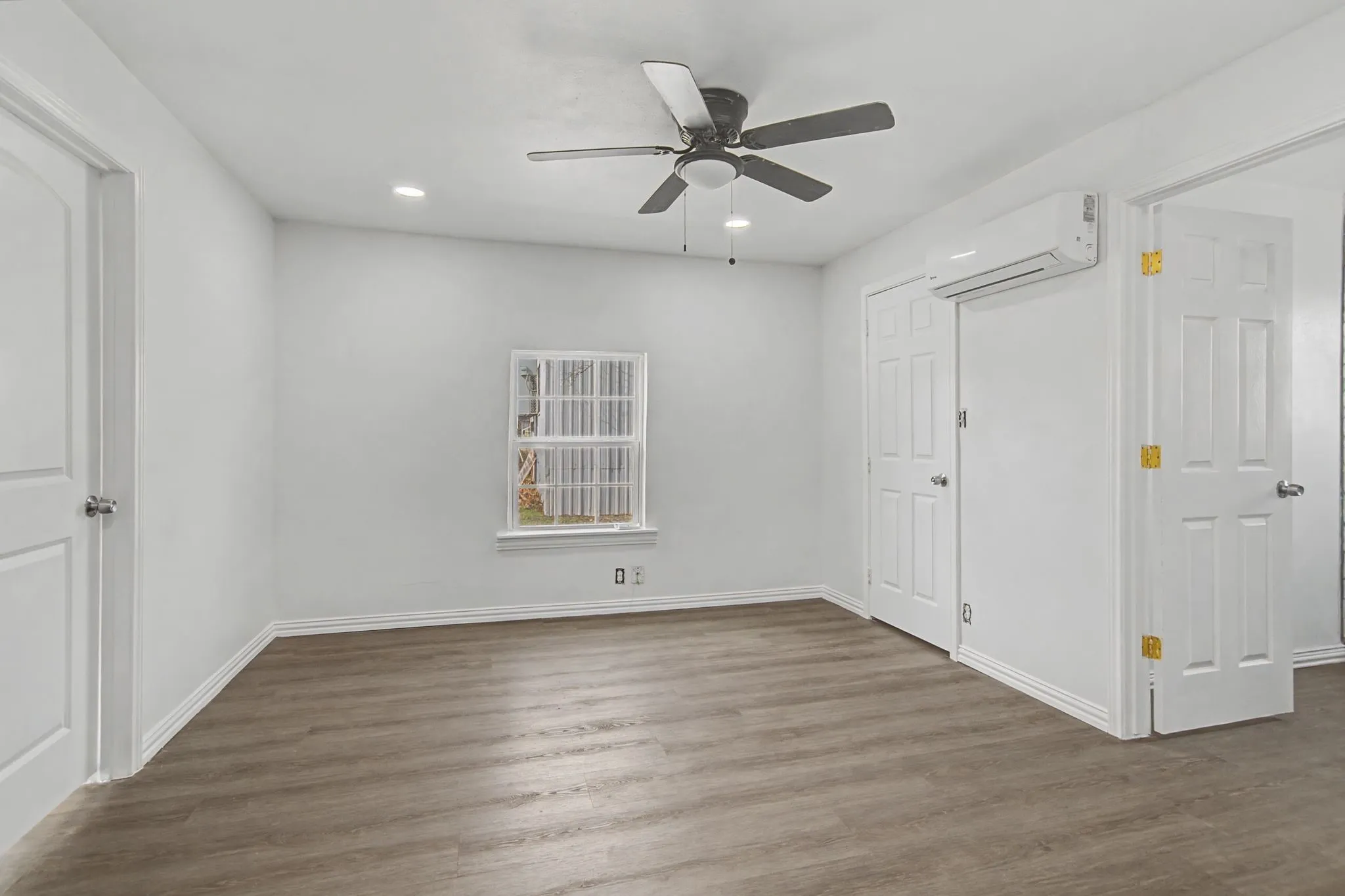 Single Family Residence For Sale in Tarrant County , 4225 Avenue M, Fort Worth, Texas 76105, 2 Bedroom, 1 Bathroom, Garage spaces, 775 Sqft, built in 1940, mls#21179175, Real Estate Agent in Fort Worth, Homes For Sale in Tarrant county, Homes For Sale in Fort Worth, Realtor in Fort Worth Texas, Real Estate Brokerage Independent Realty Texas, Luminita Cordes Realtor
