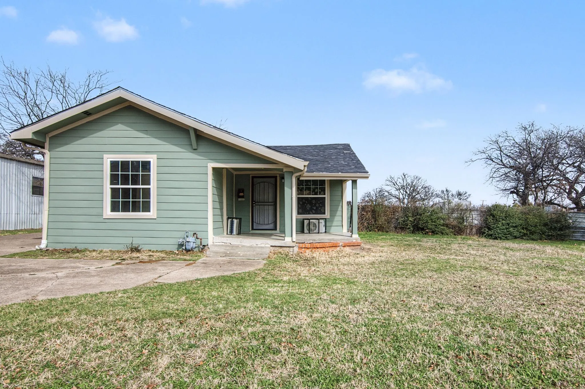 Single Family Residence For Sale in Tarrant County , 4225 Avenue M, Fort Worth, Texas 76105, 2 Bedroom, 1 Bathroom, Garage spaces, 775 Sqft, built in 1940, mls#21179175, Real Estate Agent in Fort Worth, Homes For Sale in Tarrant county, Homes For Sale in Fort Worth, Realtor in Fort Worth Texas, Real Estate Brokerage Independent Realty Texas, Luminita Cordes Realtor