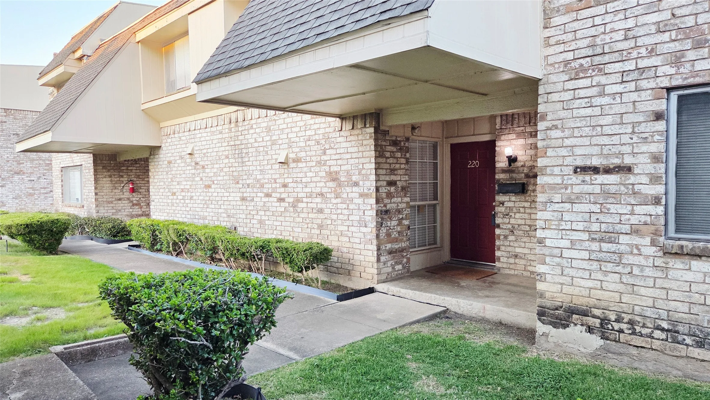 Townhouse For Rent in Dallas County , 220 Village North Drive, Richardson, Texas 75081, 3 Bedroom, 3 Bathroom, Garage spaces, 1,314 Sqft, built in 1973, mls#21292640, Real Estate Agent in Richardson, Homes For Rent in Dallas county, Homes For Rent in Richardson, Realtor in Richardson Texas, Real Estate Brokerage Independent Realty Texas, Luminita Cordes Realtor