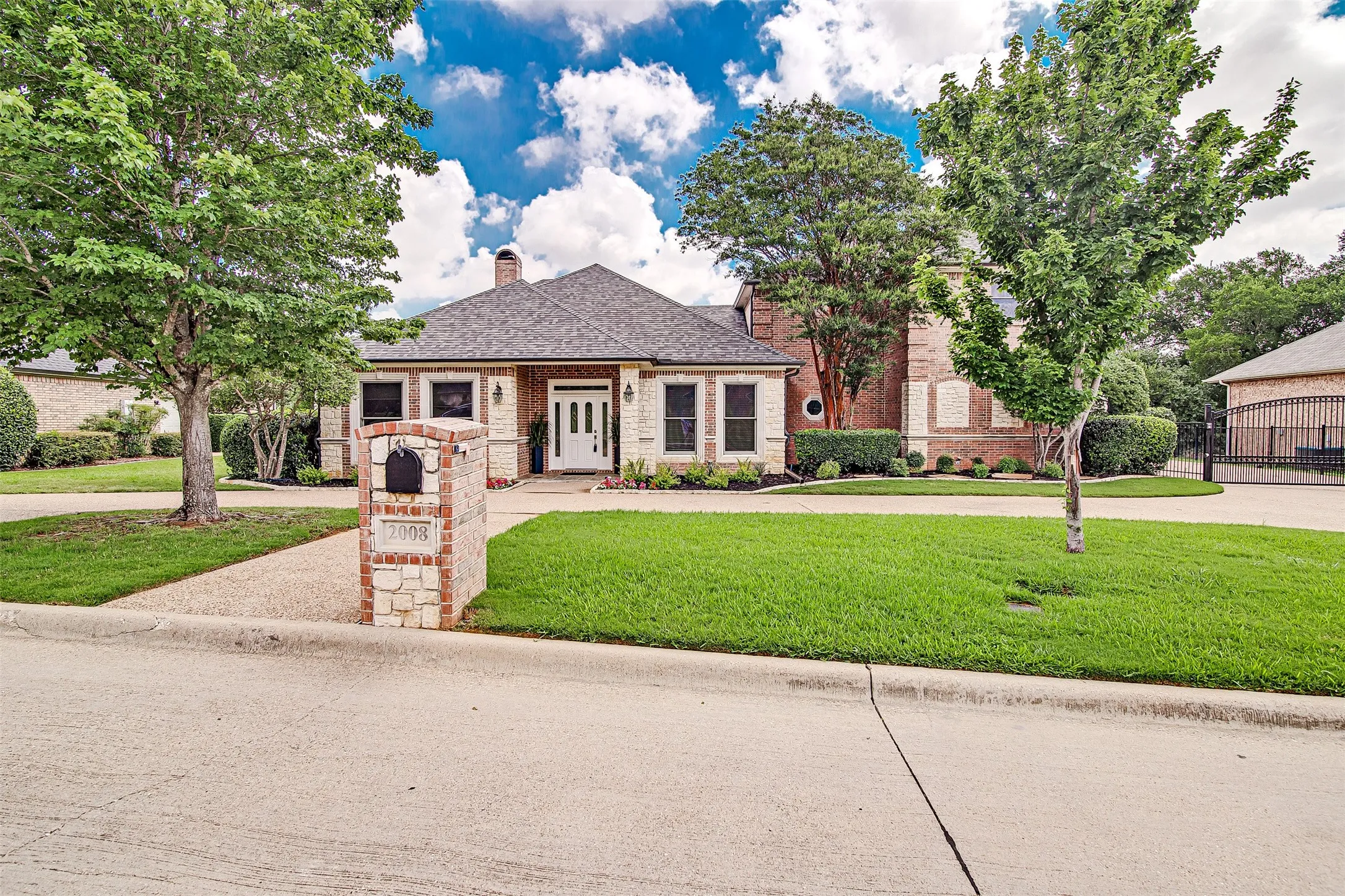 Single Family Residence For Sale in Tarrant County , 2008 Cains Lane, Mansfield, Texas 76063, 4 Bedroom, 3 Bathroom, 2 Garage spaces, 3,288 Sqft, built in 1997, mls#21292615, Real Estate Agent in Mansfield, Homes For Sale in Tarrant county, Homes For Sale in Mansfield, Realtor in Mansfield Texas, Real Estate Brokerage Independent Realty Texas, Luminita Cordes Realtor