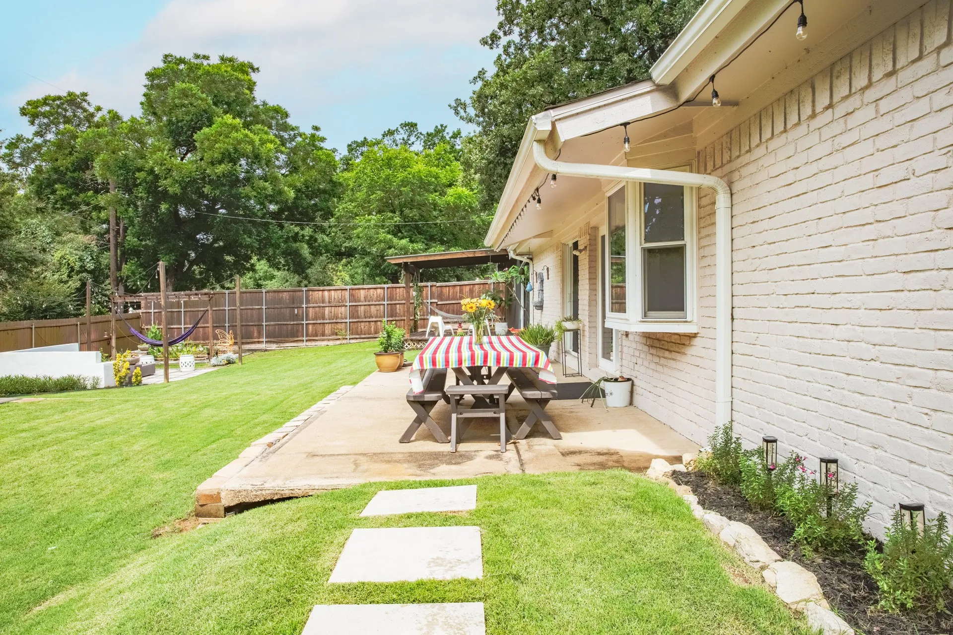 Single Family Residence For Sale in Tarrant County , 609 Hillside Road, Colleyville, Texas 76034, 4 Bedroom, 3 Bathroom, 2 Garage spaces, 2,133 Sqft, built in 1969, mls#21292626, Real Estate Agent in Colleyville, Homes For Sale in Tarrant county, Homes For Sale in Colleyville, Realtor in Colleyville Texas, Real Estate Brokerage Independent Realty Texas, Luminita Cordes Realtor