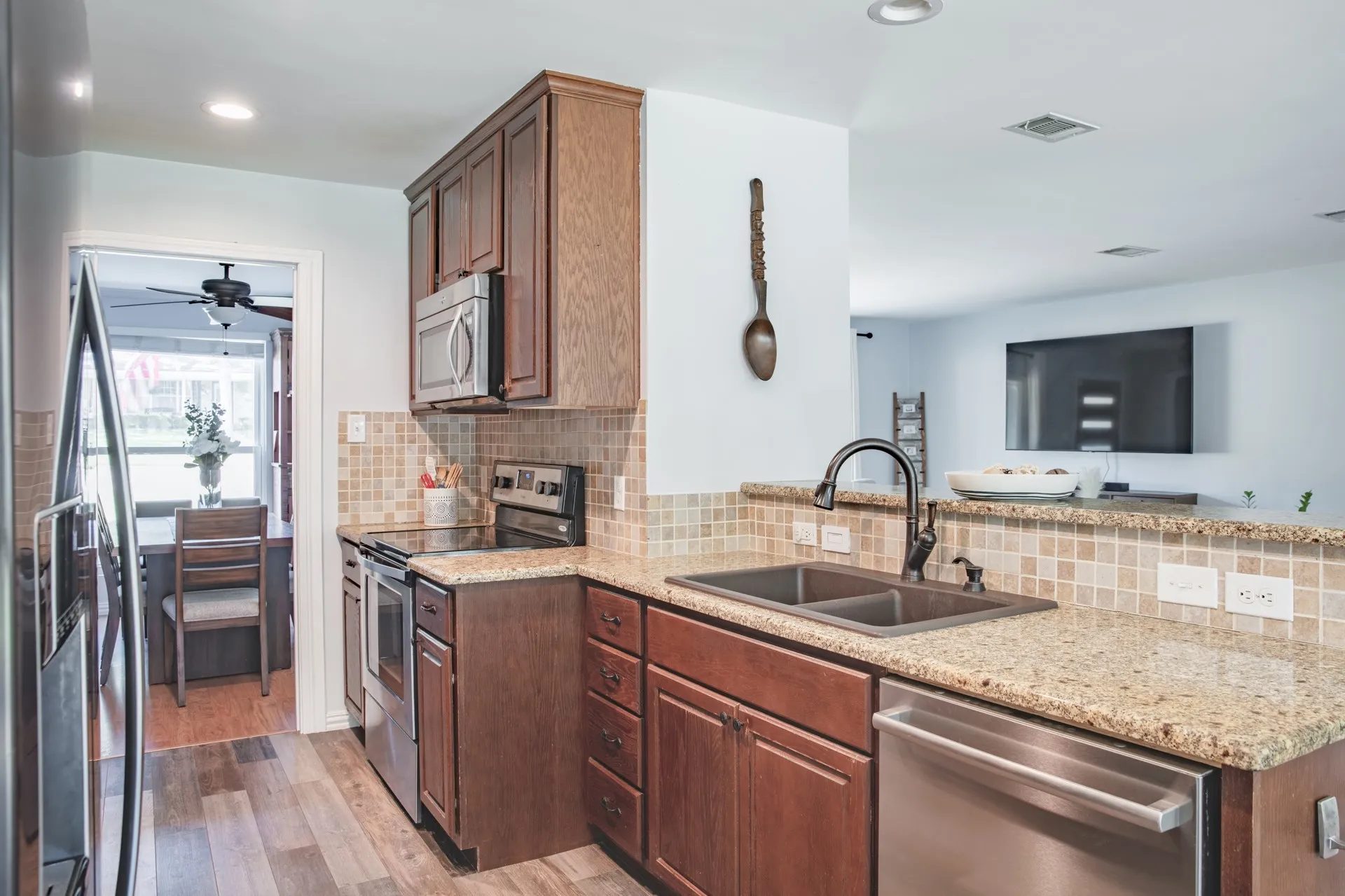 Single Family Residence For Sale in Tarrant County , 609 Hillside Road, Colleyville, Texas 76034, 4 Bedroom, 3 Bathroom, 2 Garage spaces, 2,133 Sqft, built in 1969, mls#21292626, Real Estate Agent in Colleyville, Homes For Sale in Tarrant county, Homes For Sale in Colleyville, Realtor in Colleyville Texas, Real Estate Brokerage Independent Realty Texas, Luminita Cordes Realtor