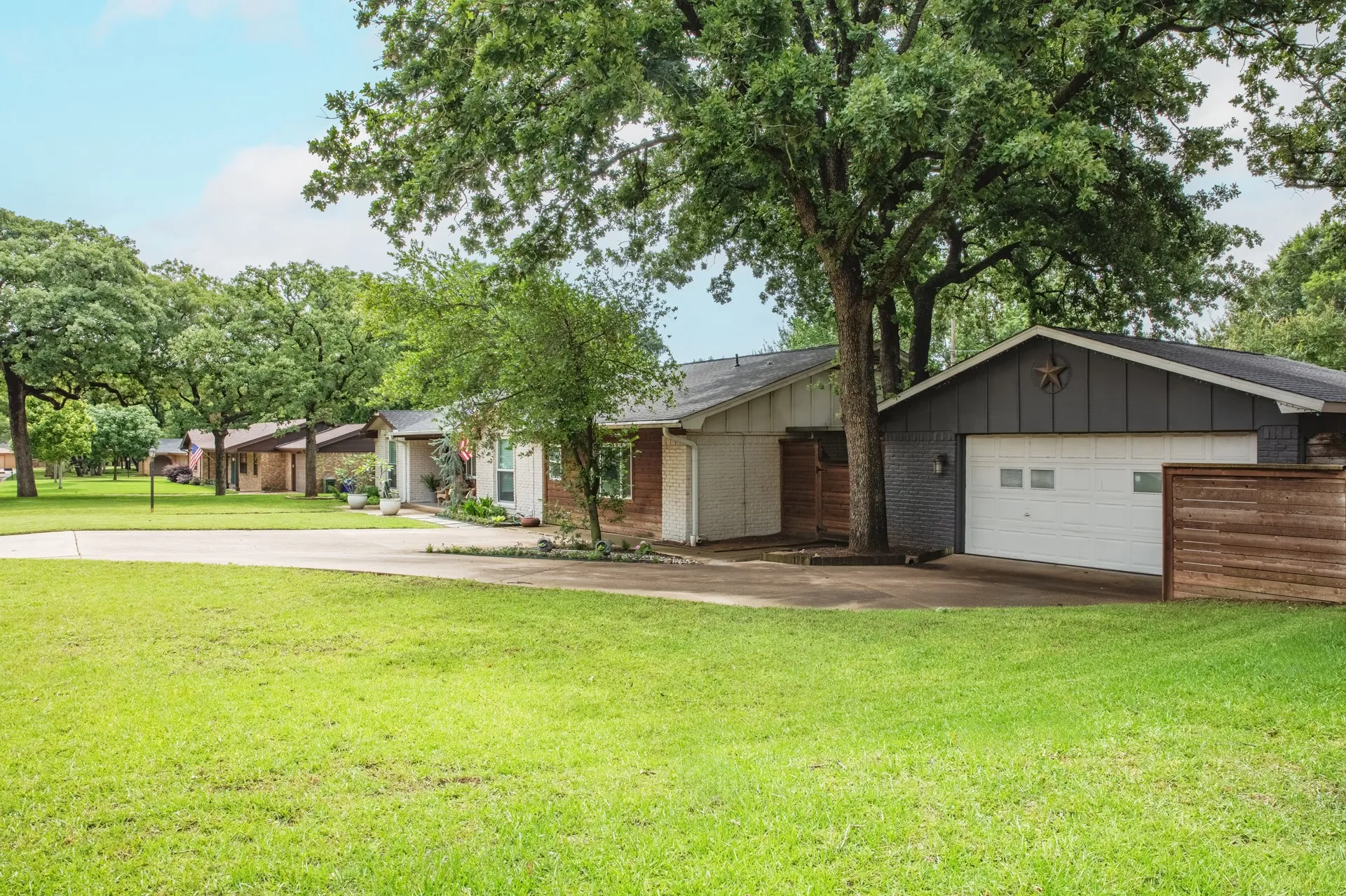 Single Family Residence For Sale in Tarrant County , 609 Hillside Road, Colleyville, Texas 76034, 4 Bedroom, 3 Bathroom, 2 Garage spaces, 2,133 Sqft, built in 1969, mls#21292626, Real Estate Agent in Colleyville, Homes For Sale in Tarrant county, Homes For Sale in Colleyville, Realtor in Colleyville Texas, Real Estate Brokerage Independent Realty Texas, Luminita Cordes Realtor