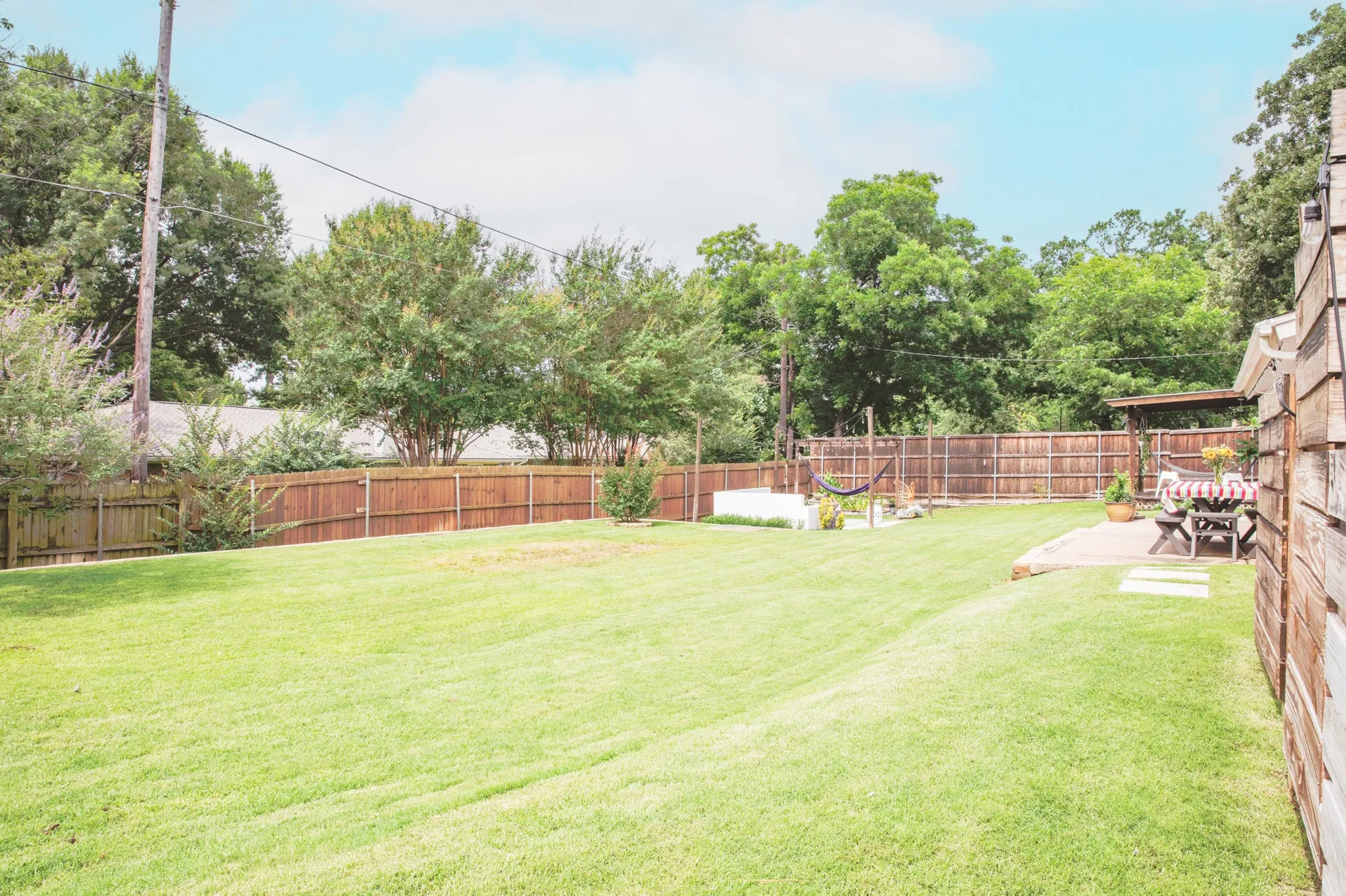 Single Family Residence For Sale in Tarrant County , 609 Hillside Road, Colleyville, Texas 76034, 4 Bedroom, 3 Bathroom, 2 Garage spaces, 2,133 Sqft, built in 1969, mls#21292626, Real Estate Agent in Colleyville, Homes For Sale in Tarrant county, Homes For Sale in Colleyville, Realtor in Colleyville Texas, Real Estate Brokerage Independent Realty Texas, Luminita Cordes Realtor