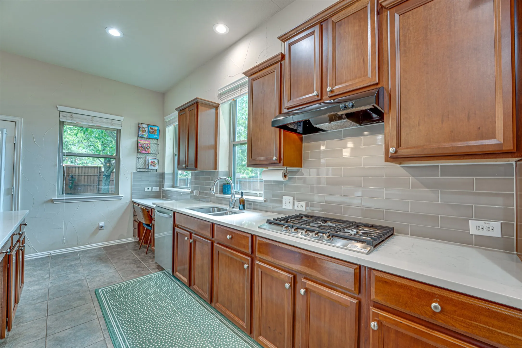 Single Family Residence For Sale in Rockwall County , 1351 Coastal Drive, Rockwall, Texas 75087, 4 Bedroom, 2 Bathroom, 2 Garage spaces, 2,211 Sqft, built in 2005, mls#21287675, Real Estate Agent in Rockwall, Homes For Sale in Rockwall county, Homes For Sale in Rockwall, Realtor in Rockwall Texas, Real Estate Brokerage Independent Realty Texas, Luminita Cordes Realtor