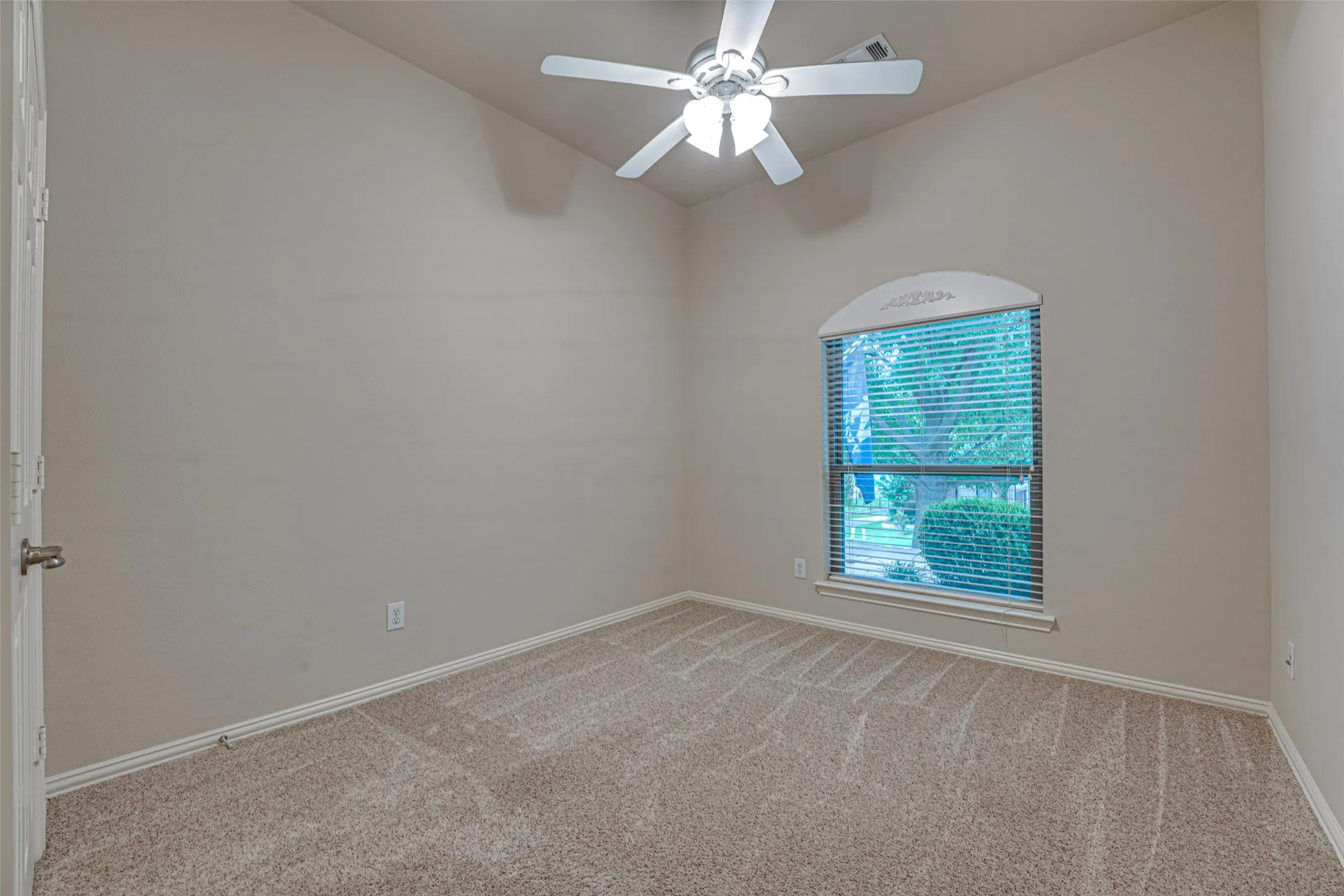 Single Family Residence For Sale in Rockwall County , 1351 Coastal Drive, Rockwall, Texas 75087, 4 Bedroom, 2 Bathroom, 2 Garage spaces, 2,211 Sqft, built in 2005, mls#21287675, Real Estate Agent in Rockwall, Homes For Sale in Rockwall county, Homes For Sale in Rockwall, Realtor in Rockwall Texas, Real Estate Brokerage Independent Realty Texas, Luminita Cordes Realtor