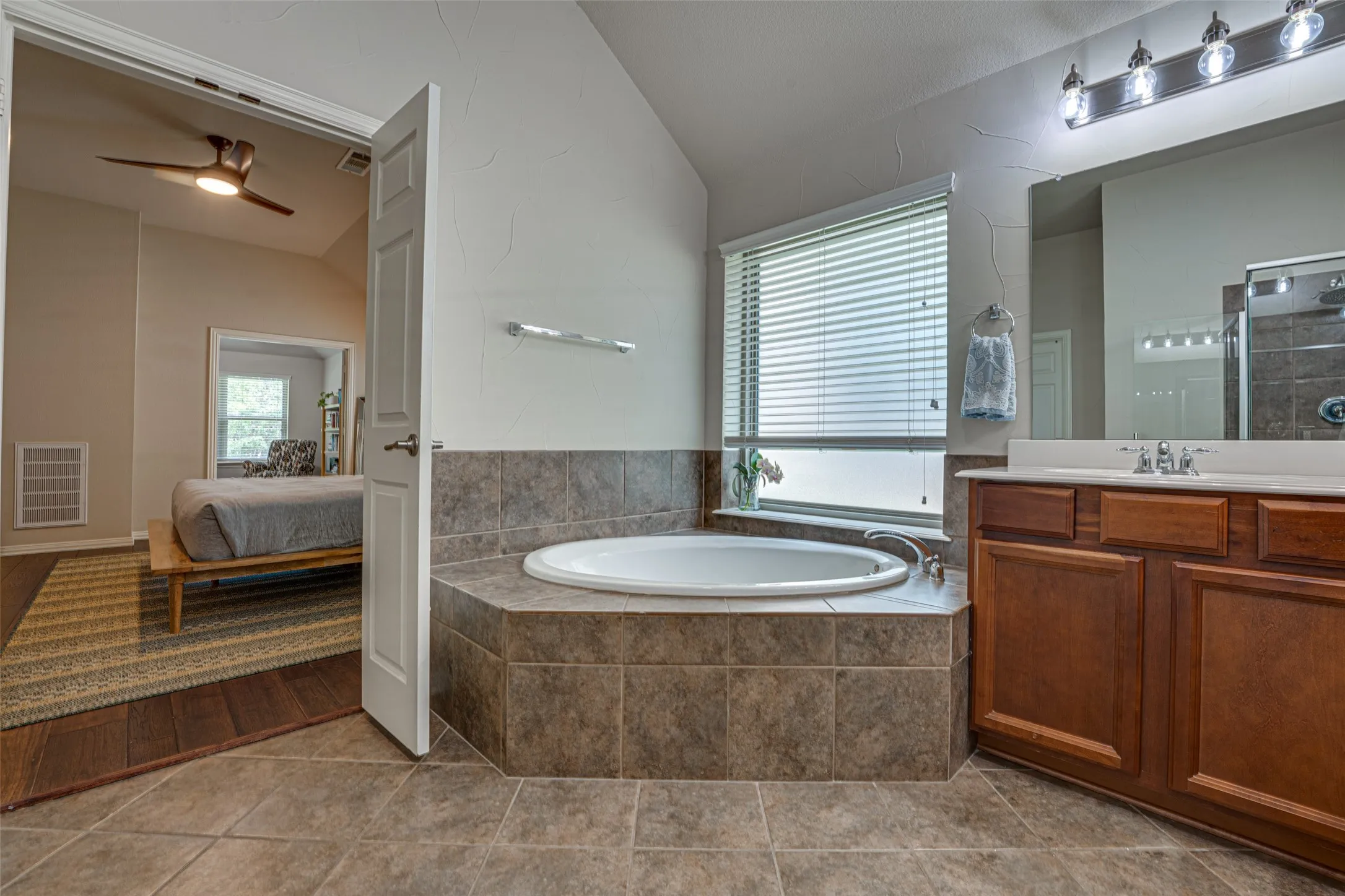 Single Family Residence For Sale in Rockwall County , 1351 Coastal Drive, Rockwall, Texas 75087, 4 Bedroom, 2 Bathroom, 2 Garage spaces, 2,211 Sqft, built in 2005, mls#21287675, Real Estate Agent in Rockwall, Homes For Sale in Rockwall county, Homes For Sale in Rockwall, Realtor in Rockwall Texas, Real Estate Brokerage Independent Realty Texas, Luminita Cordes Realtor