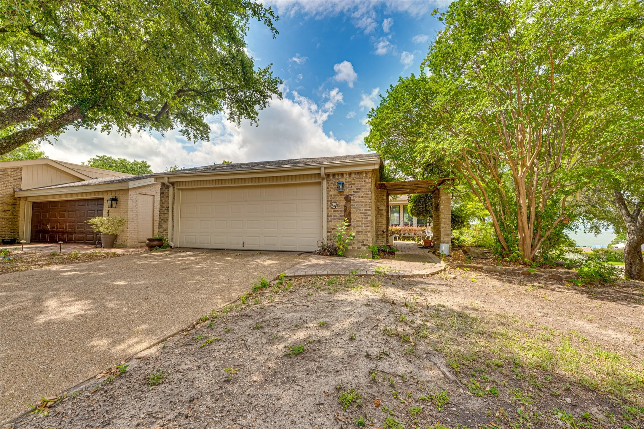 Townhouse For Sale in Rockwall County , 333 Columbia Drive, Rockwall, Texas 75032, 3 Bedroom, 3 Bathroom, 2 Garage spaces, 2,518 Sqft, built in 1983, mls#21292519, Real Estate Agent in Rockwall, Homes For Sale in Rockwall county, Homes For Sale in Rockwall, Realtor in Rockwall Texas, Real Estate Brokerage Independent Realty Texas, Luminita Cordes Realtor