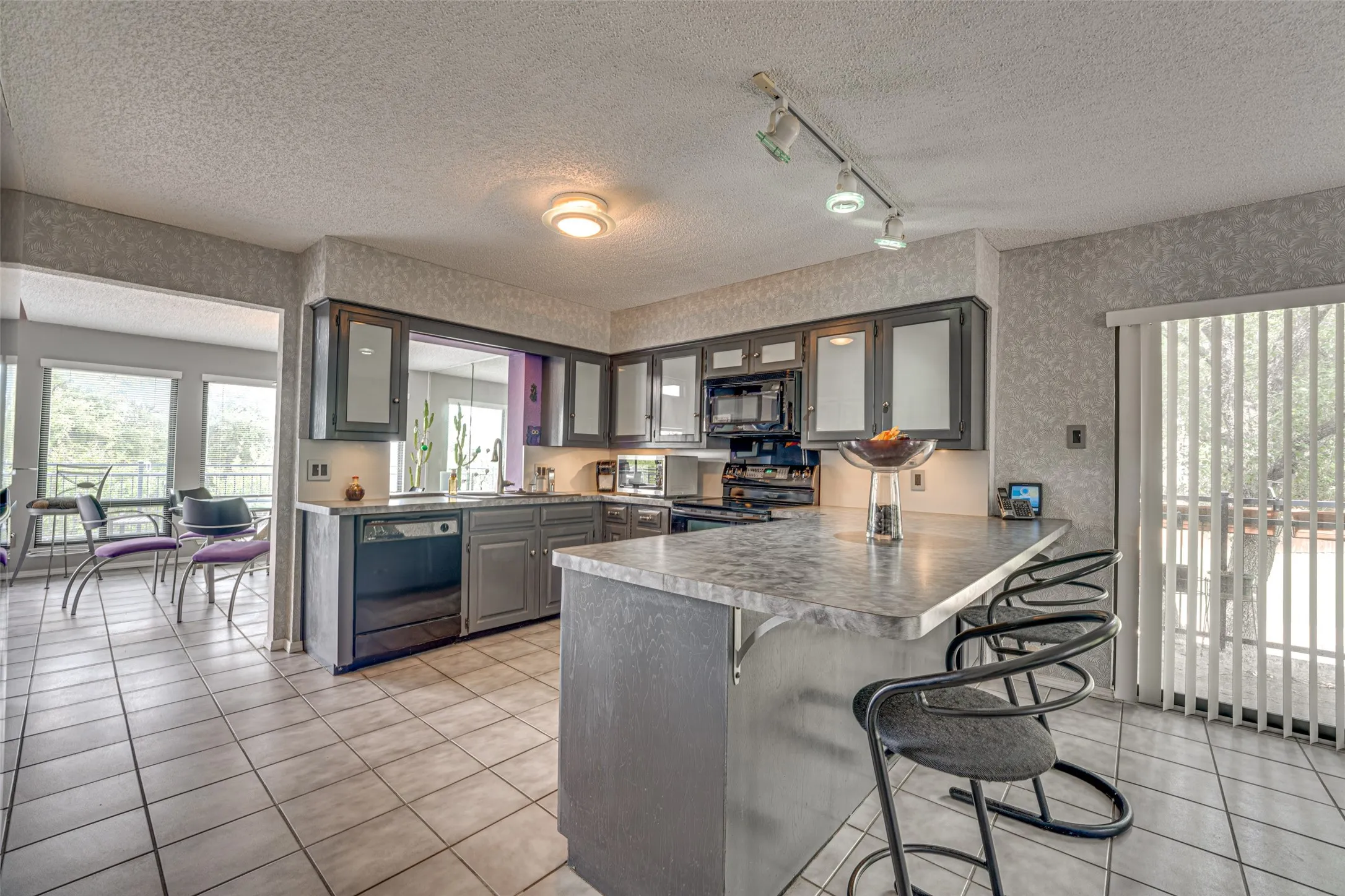 Townhouse For Sale in Rockwall County , 333 Columbia Drive, Rockwall, Texas 75032, 3 Bedroom, 3 Bathroom, 2 Garage spaces, 2,518 Sqft, built in 1983, mls#21292519, Real Estate Agent in Rockwall, Homes For Sale in Rockwall county, Homes For Sale in Rockwall, Realtor in Rockwall Texas, Real Estate Brokerage Independent Realty Texas, Luminita Cordes Realtor