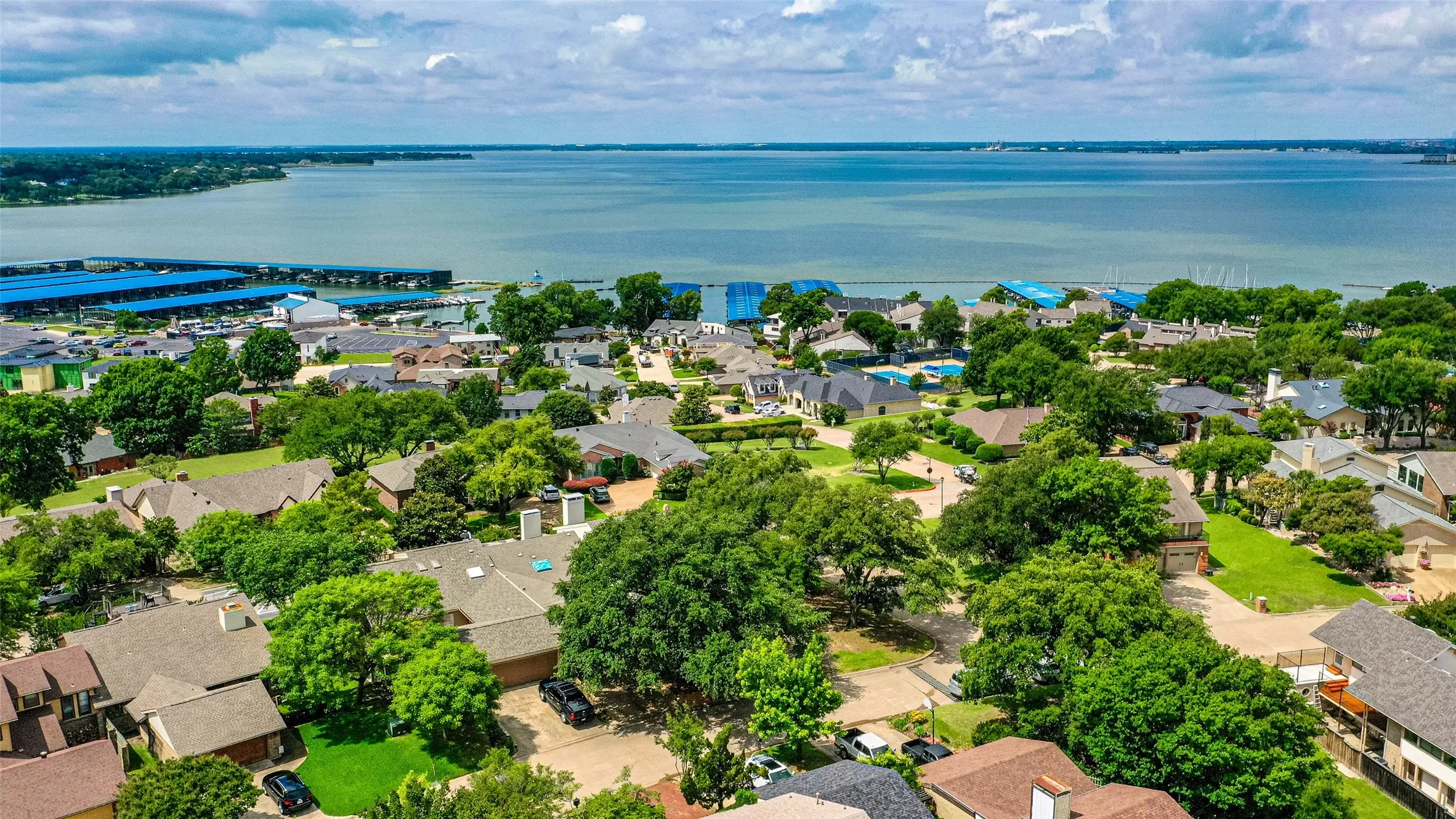 Townhouse For Sale in Rockwall County , 333 Columbia Drive, Rockwall, Texas 75032, 3 Bedroom, 3 Bathroom, 2 Garage spaces, 2,518 Sqft, built in 1983, mls#21292519, Real Estate Agent in Rockwall, Homes For Sale in Rockwall county, Homes For Sale in Rockwall, Realtor in Rockwall Texas, Real Estate Brokerage Independent Realty Texas, Luminita Cordes Realtor