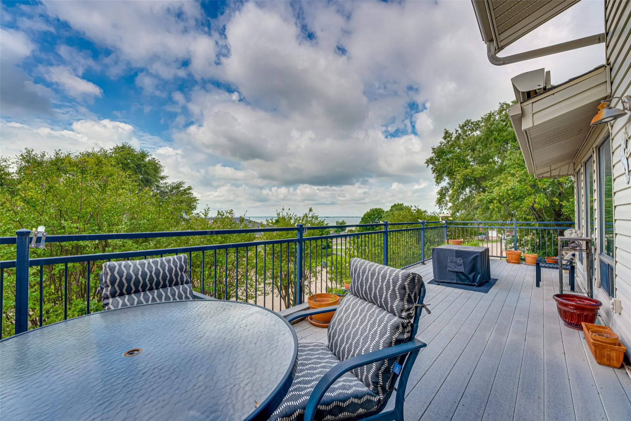 Townhouse For Sale in Rockwall County , 333 Columbia Drive, Rockwall, Texas 75032, 3 Bedroom, 3 Bathroom, 2 Garage spaces, 2,518 Sqft, built in 1983, mls#21292519, Real Estate Agent in Rockwall, Homes For Sale in Rockwall county, Homes For Sale in Rockwall, Realtor in Rockwall Texas, Real Estate Brokerage Independent Realty Texas, Luminita Cordes Realtor