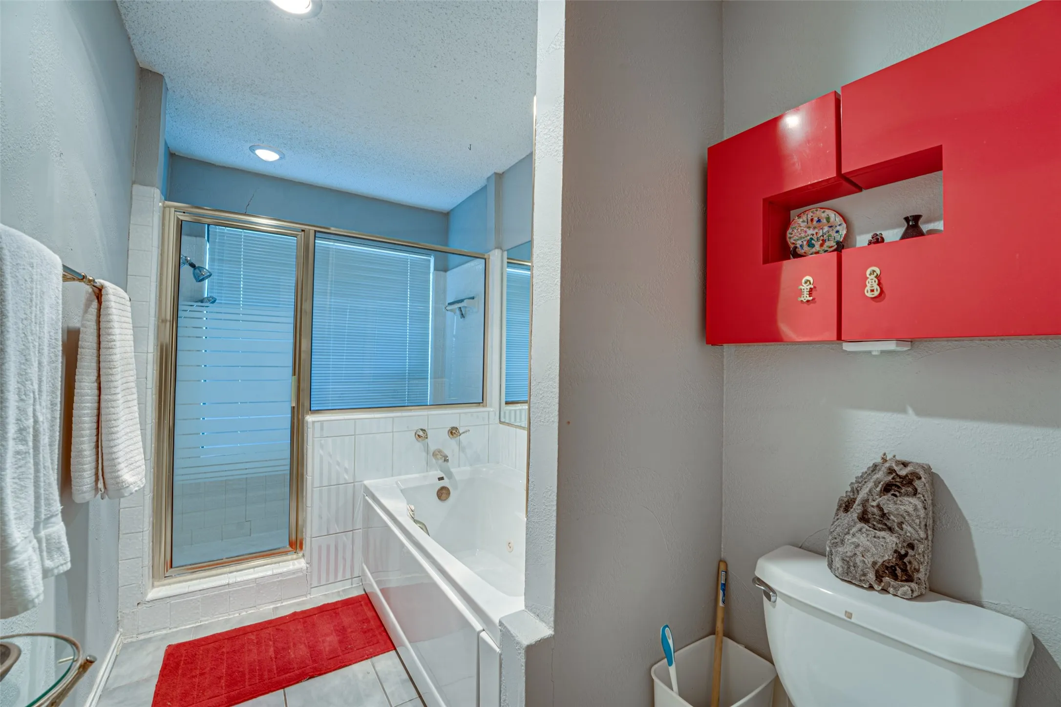 Townhouse For Sale in Rockwall County , 333 Columbia Drive, Rockwall, Texas 75032, 3 Bedroom, 3 Bathroom, 2 Garage spaces, 2,518 Sqft, built in 1983, mls#21292519, Real Estate Agent in Rockwall, Homes For Sale in Rockwall county, Homes For Sale in Rockwall, Realtor in Rockwall Texas, Real Estate Brokerage Independent Realty Texas, Luminita Cordes Realtor