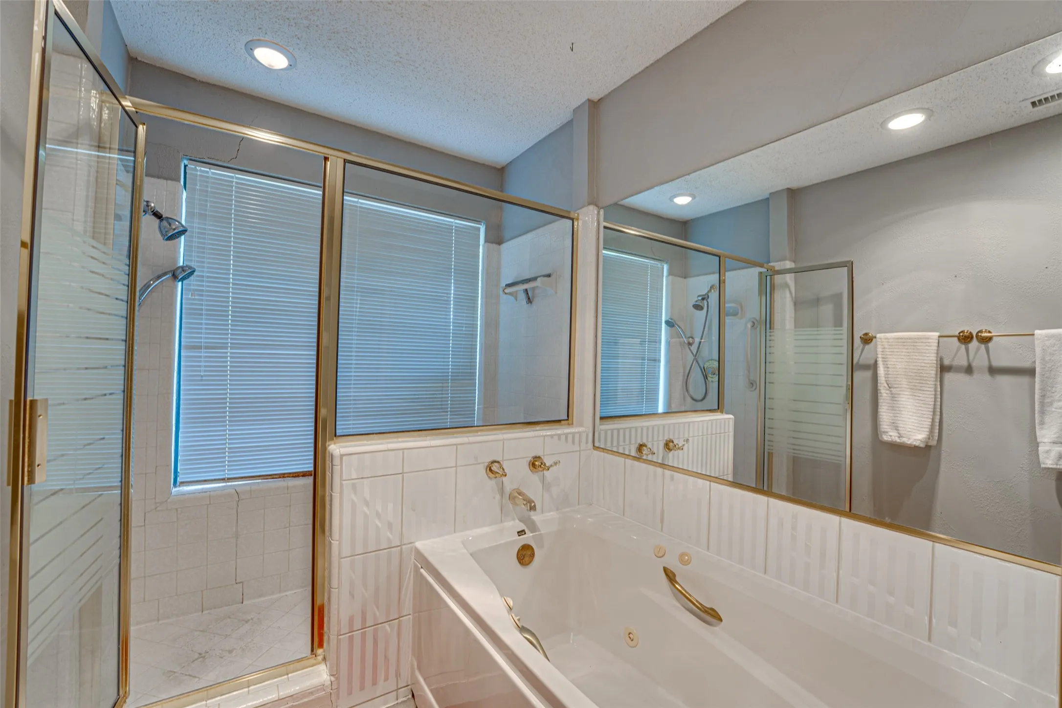 Townhouse For Sale in Rockwall County , 333 Columbia Drive, Rockwall, Texas 75032, 3 Bedroom, 3 Bathroom, 2 Garage spaces, 2,518 Sqft, built in 1983, mls#21292519, Real Estate Agent in Rockwall, Homes For Sale in Rockwall county, Homes For Sale in Rockwall, Realtor in Rockwall Texas, Real Estate Brokerage Independent Realty Texas, Luminita Cordes Realtor