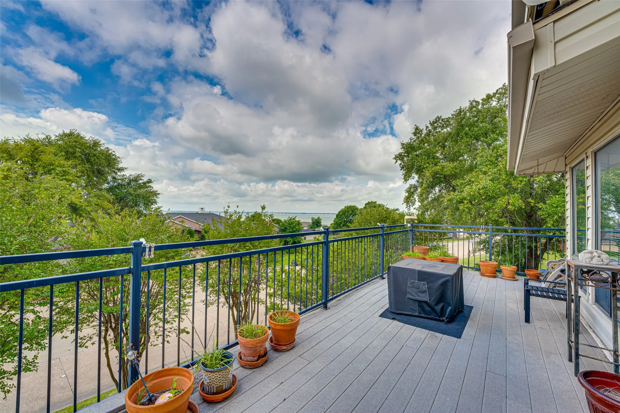 Townhouse For Sale in Rockwall County , 333 Columbia Drive, Rockwall, Texas 75032, 3 Bedroom, 3 Bathroom, 2 Garage spaces, 2,518 Sqft, built in 1983, mls#21292519, Real Estate Agent in Rockwall, Homes For Sale in Rockwall county, Homes For Sale in Rockwall, Realtor in Rockwall Texas, Real Estate Brokerage Independent Realty Texas, Luminita Cordes Realtor