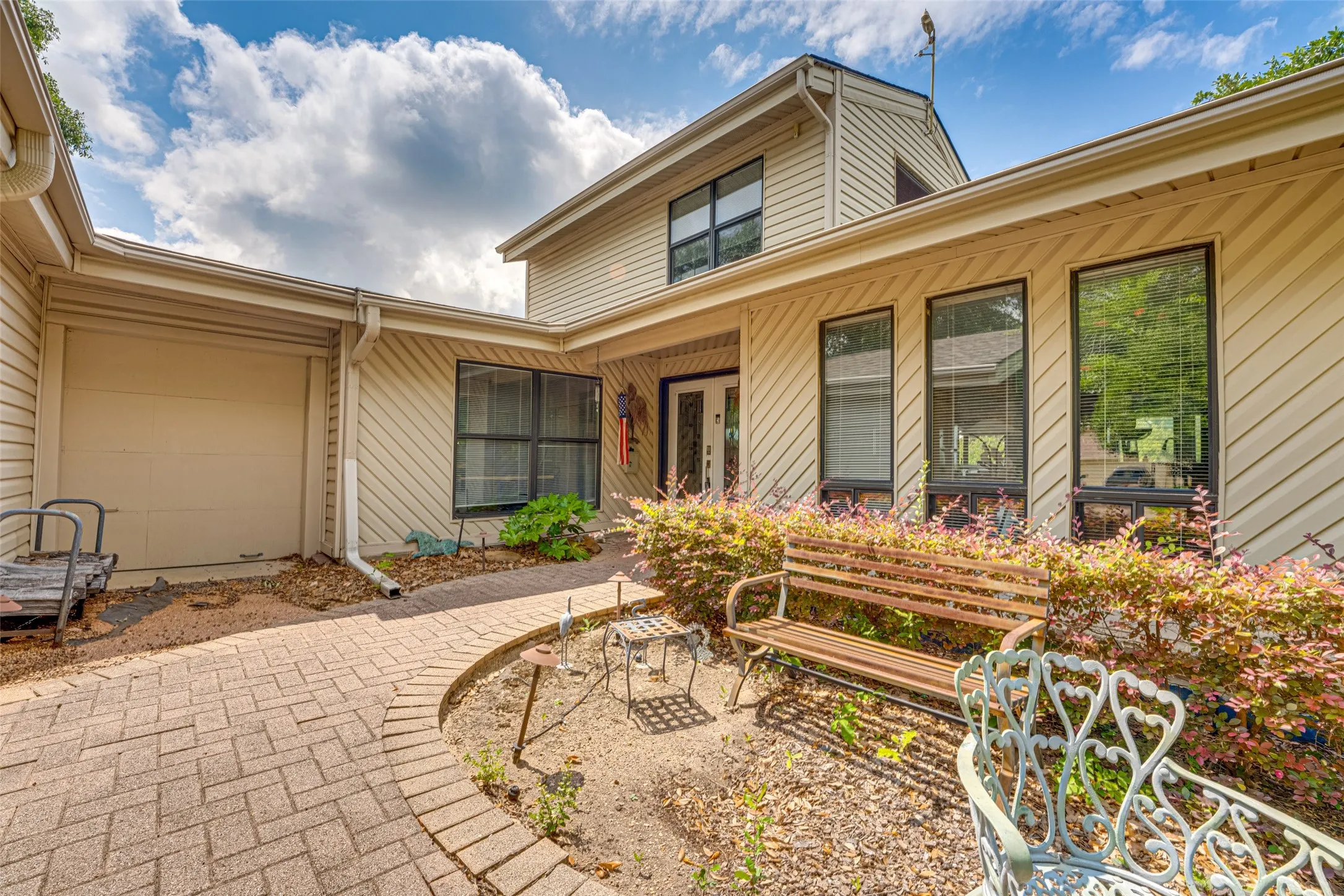 Townhouse For Sale in Rockwall County , 333 Columbia Drive, Rockwall, Texas 75032, 3 Bedroom, 3 Bathroom, 2 Garage spaces, 2,518 Sqft, built in 1983, mls#21292519, Real Estate Agent in Rockwall, Homes For Sale in Rockwall county, Homes For Sale in Rockwall, Realtor in Rockwall Texas, Real Estate Brokerage Independent Realty Texas, Luminita Cordes Realtor