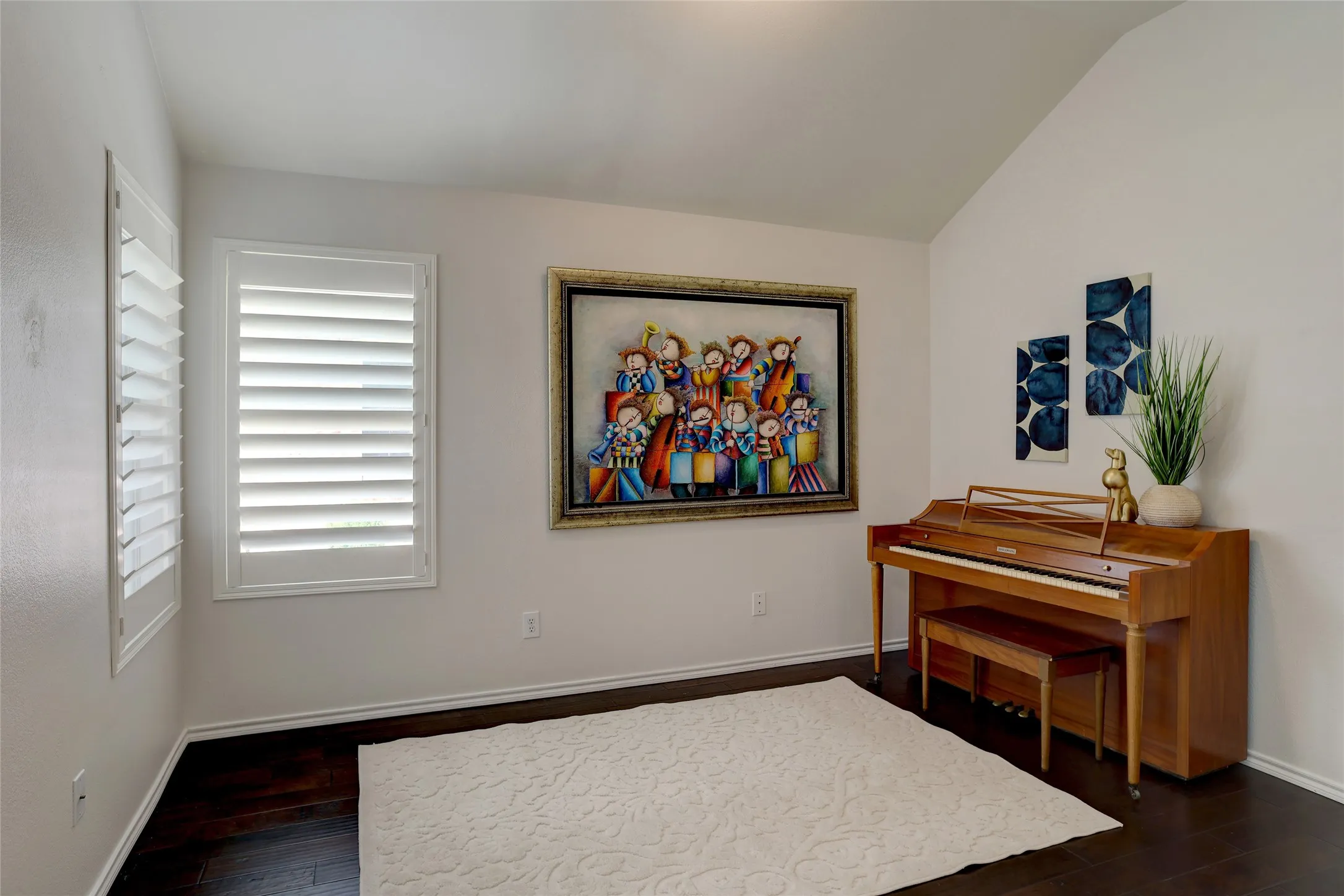 Flex room. Great space for an office, gameroom or reading nook
