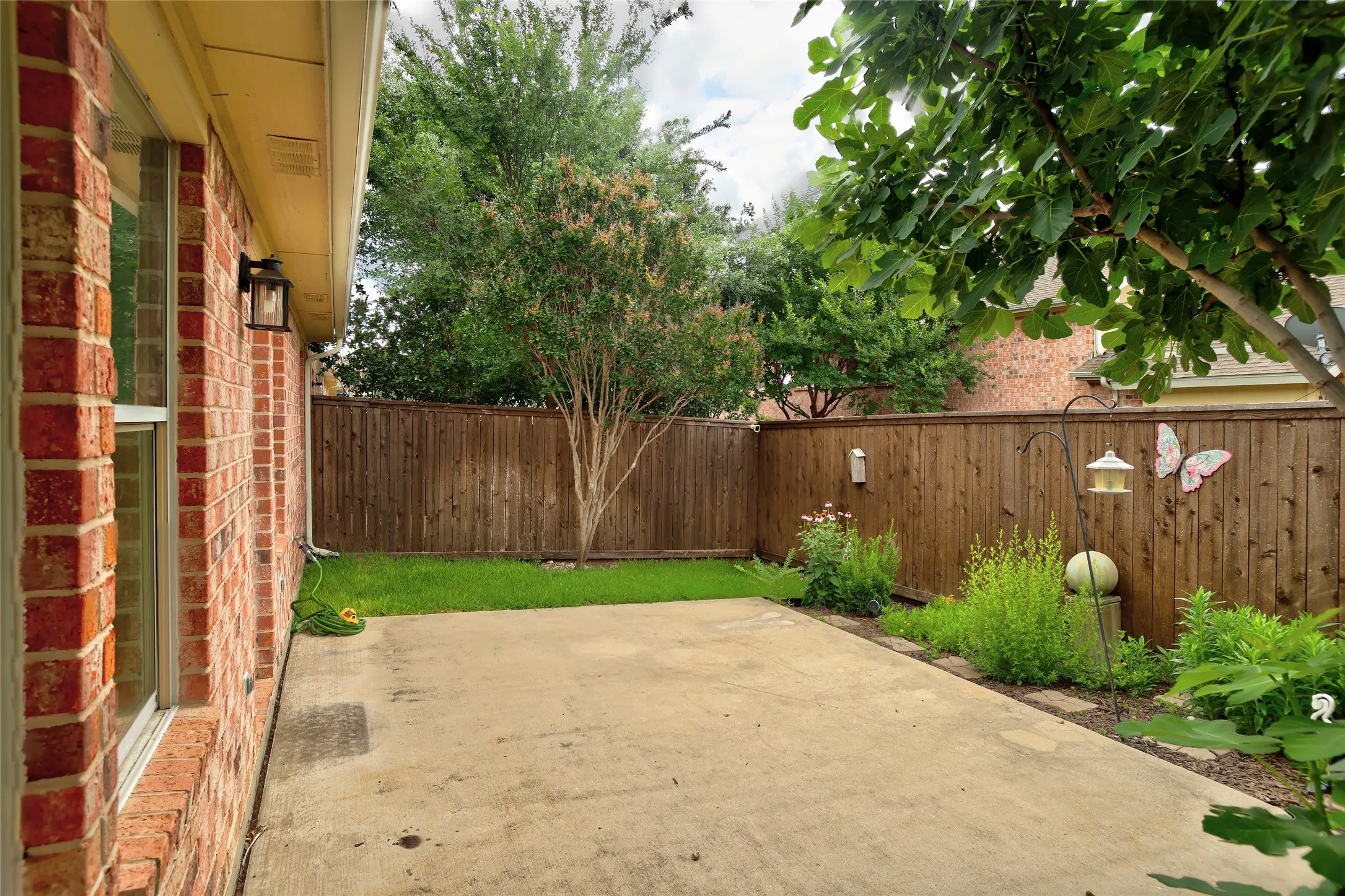 Great space for a pet! Already a pet door in place.