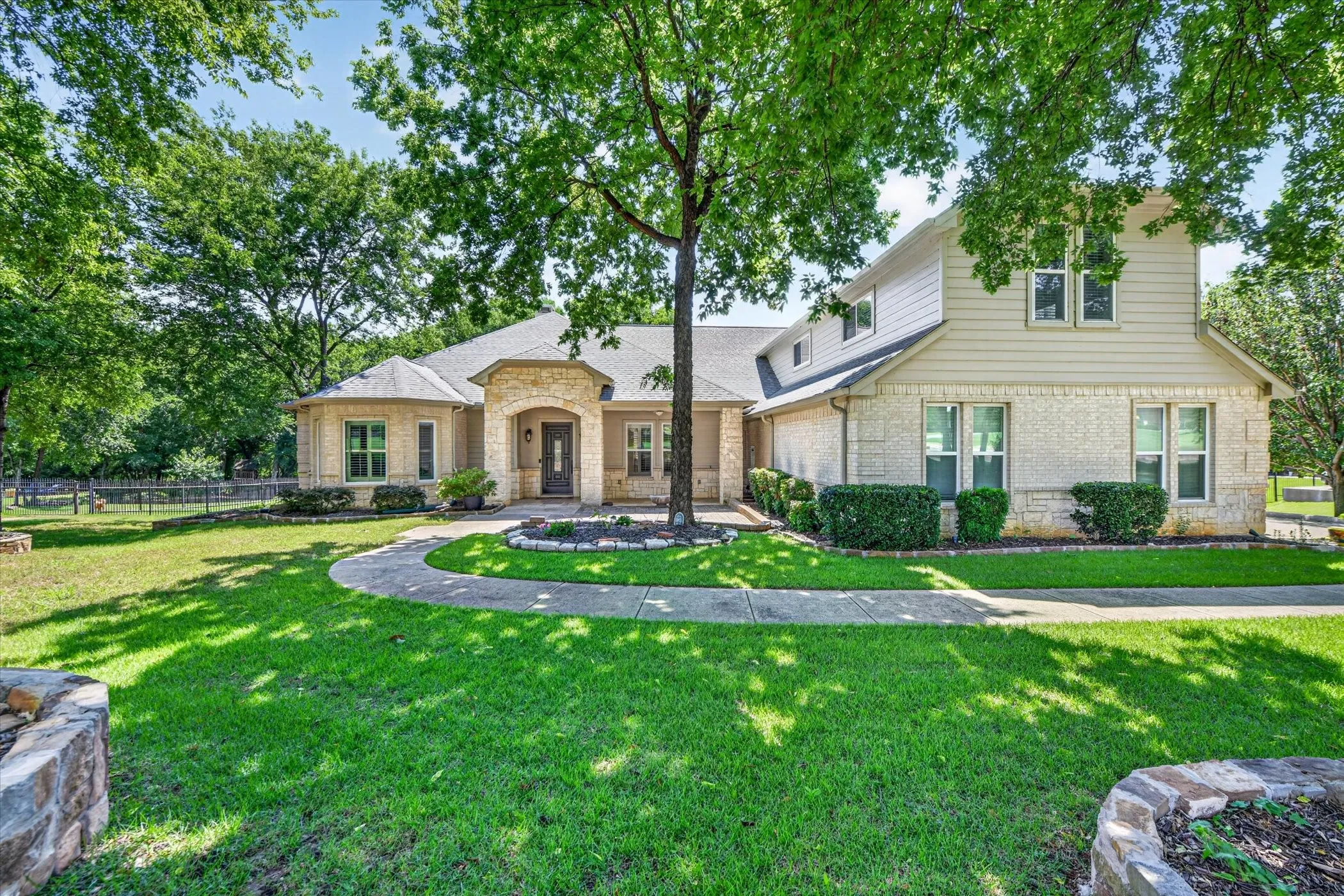 Single Family Residence For Sale in Denton County , 8517 Stallion Street, Denton, Texas 76208, 4 Bedroom, 6 Bathroom, 3 Garage spaces, 4,438 Sqft, built in 2007, mls#21290450, Real Estate Agent in Denton, Homes For Sale in Denton county, Homes For Sale in Denton, Realtor in Denton Texas, Real Estate Brokerage Independent Realty Texas, Luminita Cordes Realtor