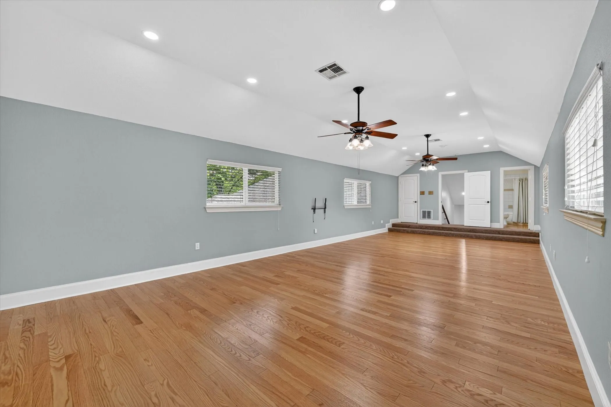 Single Family Residence For Sale in Denton County , 8517 Stallion Street, Denton, Texas 76208, 4 Bedroom, 6 Bathroom, 3 Garage spaces, 4,438 Sqft, built in 2007, mls#21290450, Real Estate Agent in Denton, Homes For Sale in Denton county, Homes For Sale in Denton, Realtor in Denton Texas, Real Estate Brokerage Independent Realty Texas, Luminita Cordes Realtor