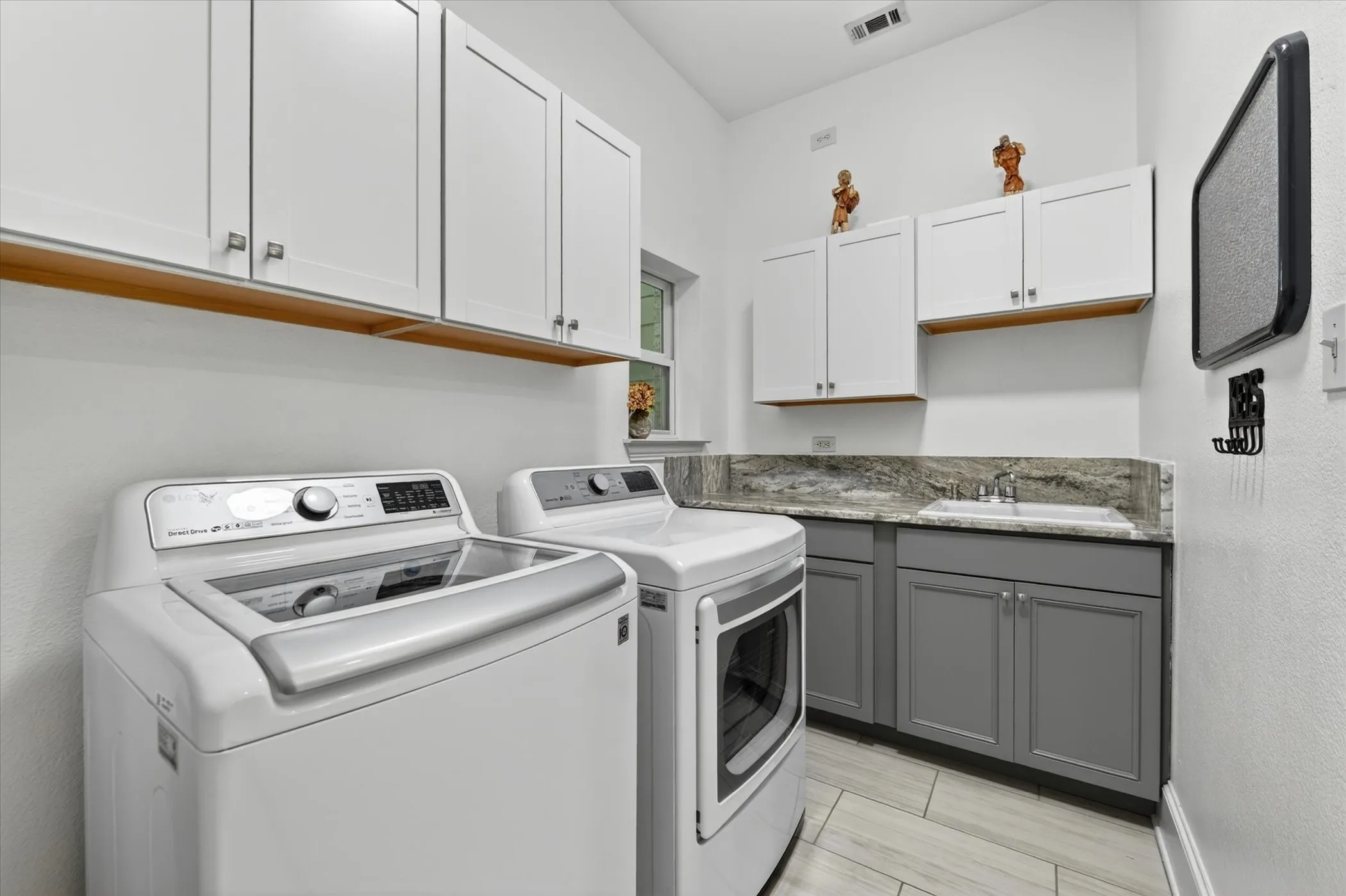 Single Family Residence For Sale in Denton County , 8517 Stallion Street, Denton, Texas 76208, 4 Bedroom, 6 Bathroom, 3 Garage spaces, 4,438 Sqft, built in 2007, mls#21290450, Real Estate Agent in Denton, Homes For Sale in Denton county, Homes For Sale in Denton, Realtor in Denton Texas, Real Estate Brokerage Independent Realty Texas, Luminita Cordes Realtor