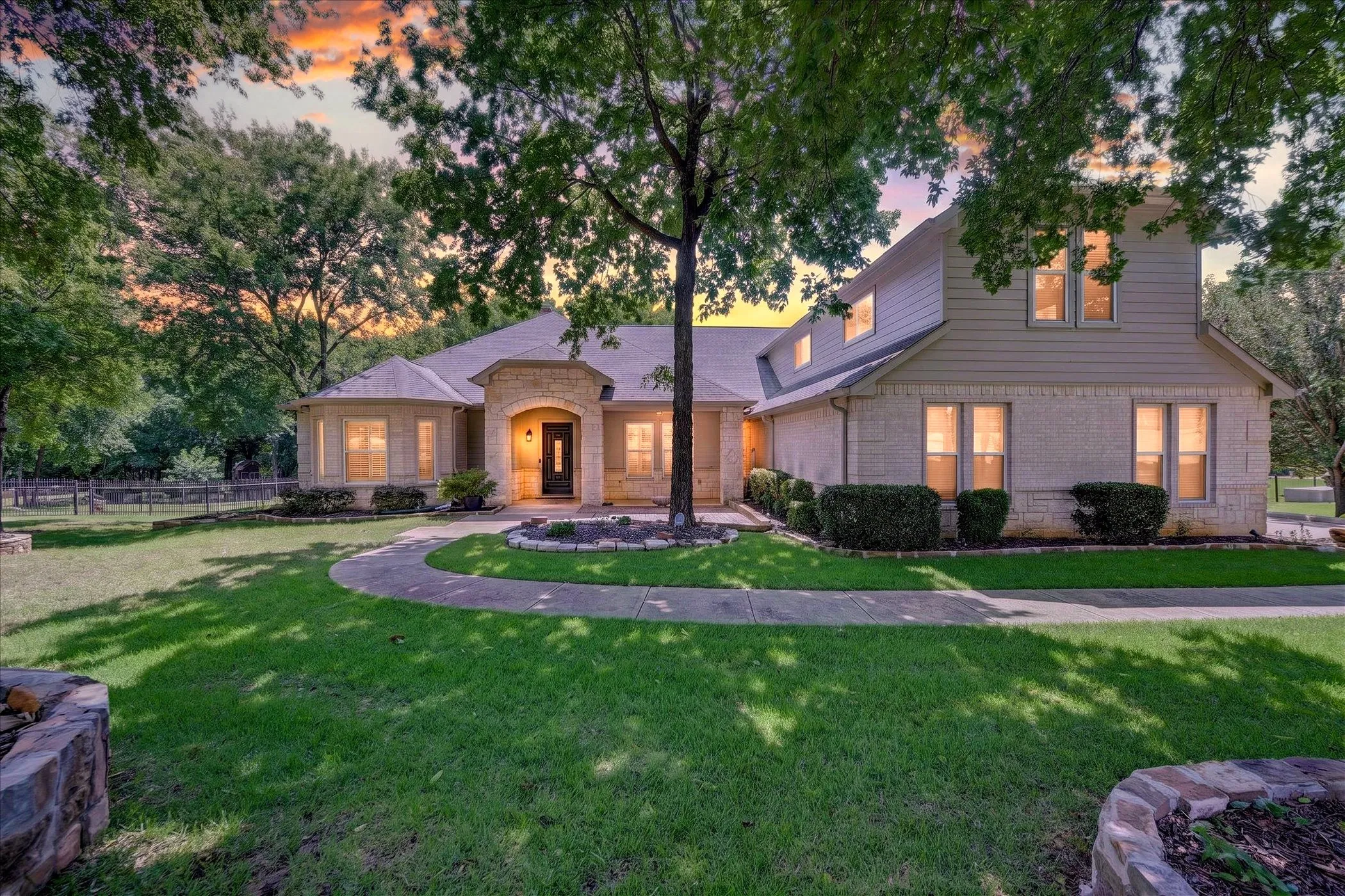 Single Family Residence For Sale in Denton County , 8517 Stallion Street, Denton, Texas 76208, 4 Bedroom, 6 Bathroom, 3 Garage spaces, 4,438 Sqft, built in 2007, mls#21290450, Real Estate Agent in Denton, Homes For Sale in Denton county, Homes For Sale in Denton, Realtor in Denton Texas, Real Estate Brokerage Independent Realty Texas, Luminita Cordes Realtor