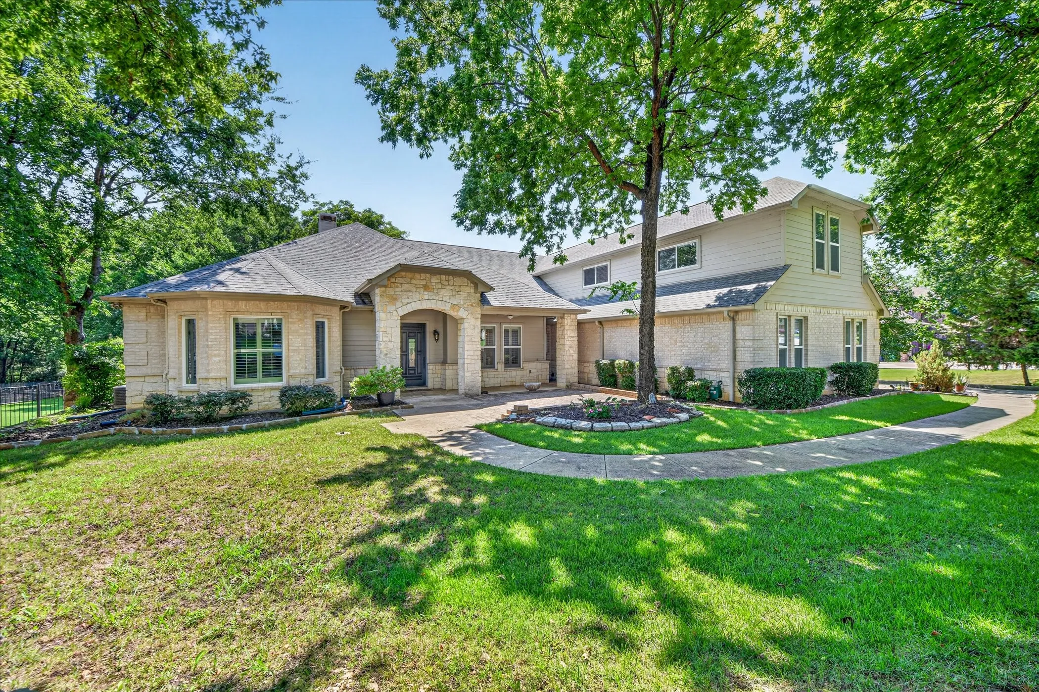 Single Family Residence For Sale in Denton County , 8517 Stallion Street, Denton, Texas 76208, 4 Bedroom, 6 Bathroom, 3 Garage spaces, 4,438 Sqft, built in 2007, mls#21290450, Real Estate Agent in Denton, Homes For Sale in Denton county, Homes For Sale in Denton, Realtor in Denton Texas, Real Estate Brokerage Independent Realty Texas, Luminita Cordes Realtor