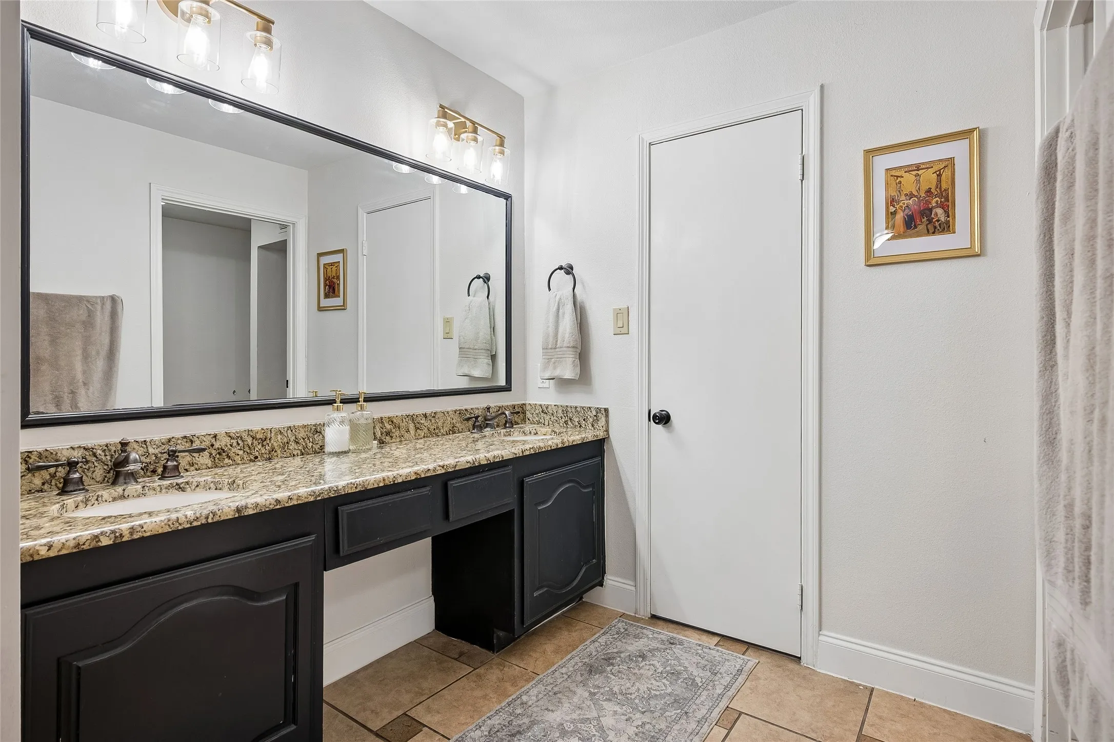 Single Family Residence For Sale in Denton County , 3017 Newcastle Court, Flower Mound, Texas 75028, 3 Bedroom, 2 Bathroom, 2 Garage spaces, 1,802 Sqft, built in 1984, mls#21287177, Real Estate Agent in Flower Mound, Homes For Sale in Denton county, Homes For Sale in Flower Mound, Realtor in Flower Mound Texas, Real Estate Brokerage Independent Realty Texas, Luminita Cordes Realtor