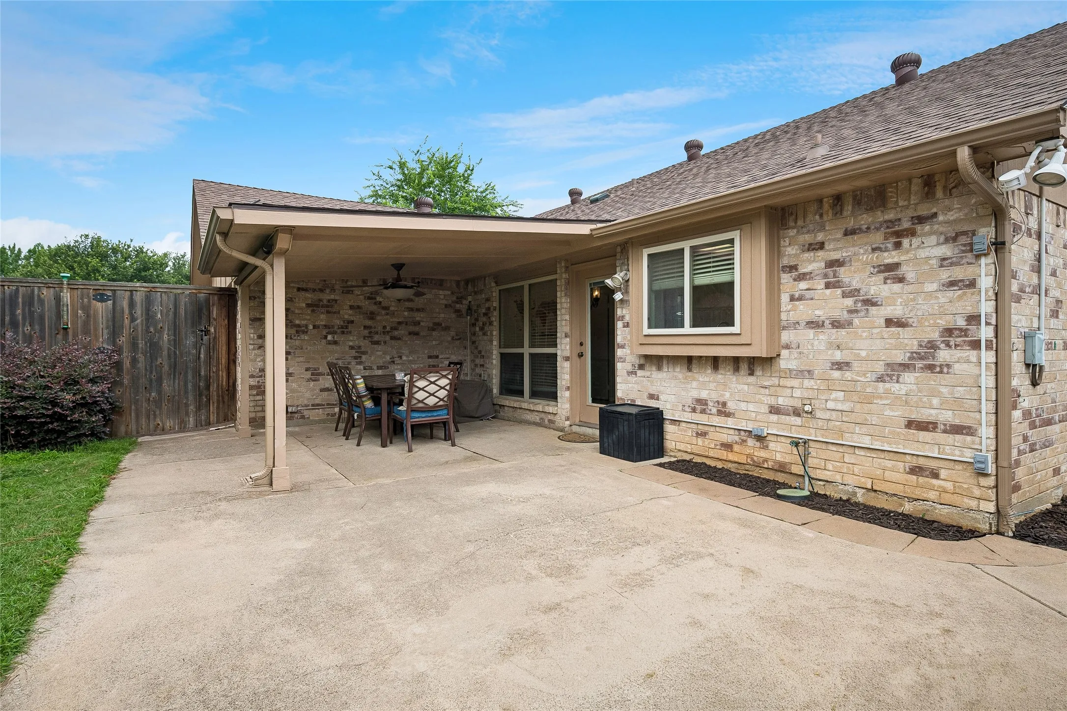 Single Family Residence For Sale in Denton County , 3017 Newcastle Court, Flower Mound, Texas 75028, 3 Bedroom, 2 Bathroom, 2 Garage spaces, 1,802 Sqft, built in 1984, mls#21287177, Real Estate Agent in Flower Mound, Homes For Sale in Denton county, Homes For Sale in Flower Mound, Realtor in Flower Mound Texas, Real Estate Brokerage Independent Realty Texas, Luminita Cordes Realtor