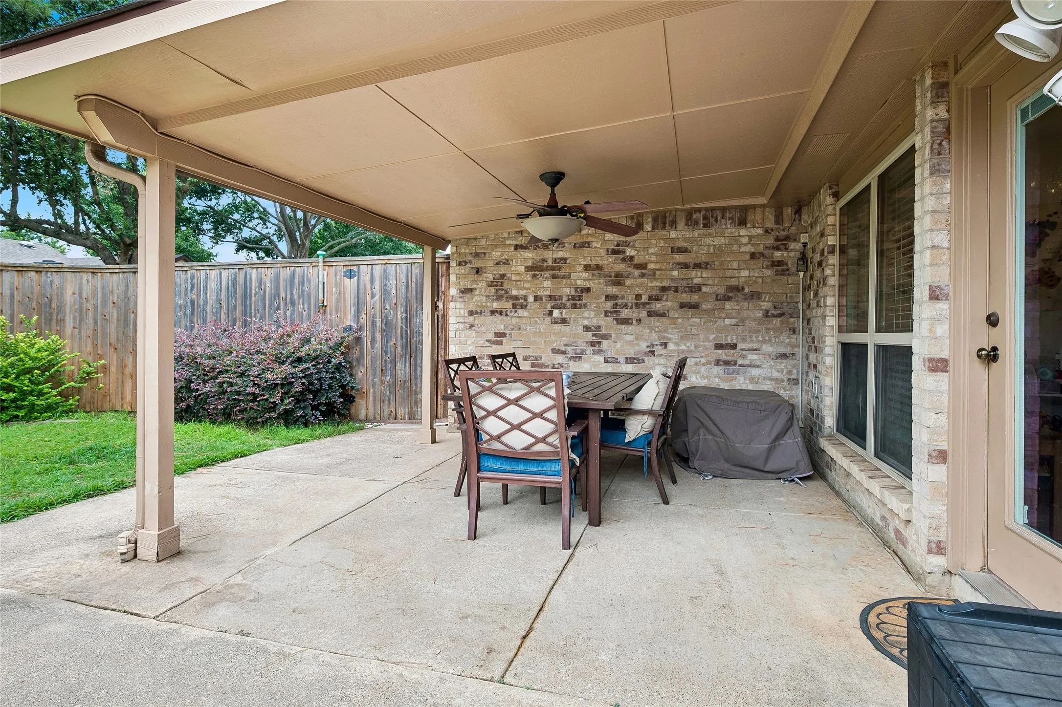 Single Family Residence For Sale in Denton County , 3017 Newcastle Court, Flower Mound, Texas 75028, 3 Bedroom, 2 Bathroom, 2 Garage spaces, 1,802 Sqft, built in 1984, mls#21287177, Real Estate Agent in Flower Mound, Homes For Sale in Denton county, Homes For Sale in Flower Mound, Realtor in Flower Mound Texas, Real Estate Brokerage Independent Realty Texas, Luminita Cordes Realtor
