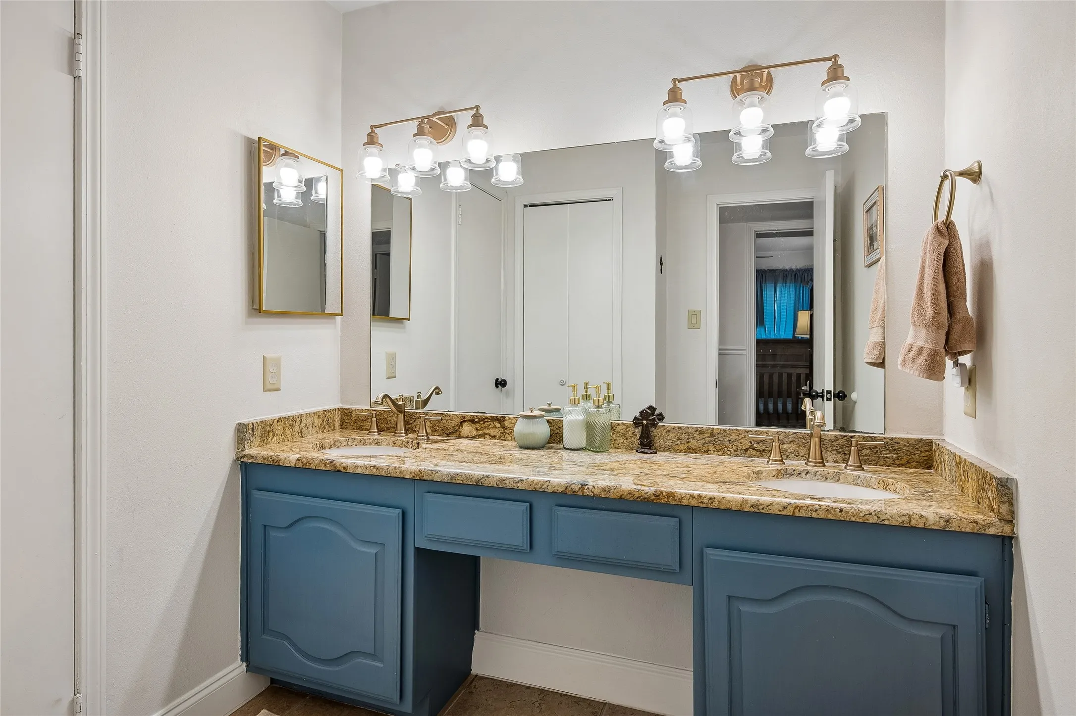 Single Family Residence For Sale in Denton County , 3017 Newcastle Court, Flower Mound, Texas 75028, 3 Bedroom, 2 Bathroom, 2 Garage spaces, 1,802 Sqft, built in 1984, mls#21287177, Real Estate Agent in Flower Mound, Homes For Sale in Denton county, Homes For Sale in Flower Mound, Realtor in Flower Mound Texas, Real Estate Brokerage Independent Realty Texas, Luminita Cordes Realtor