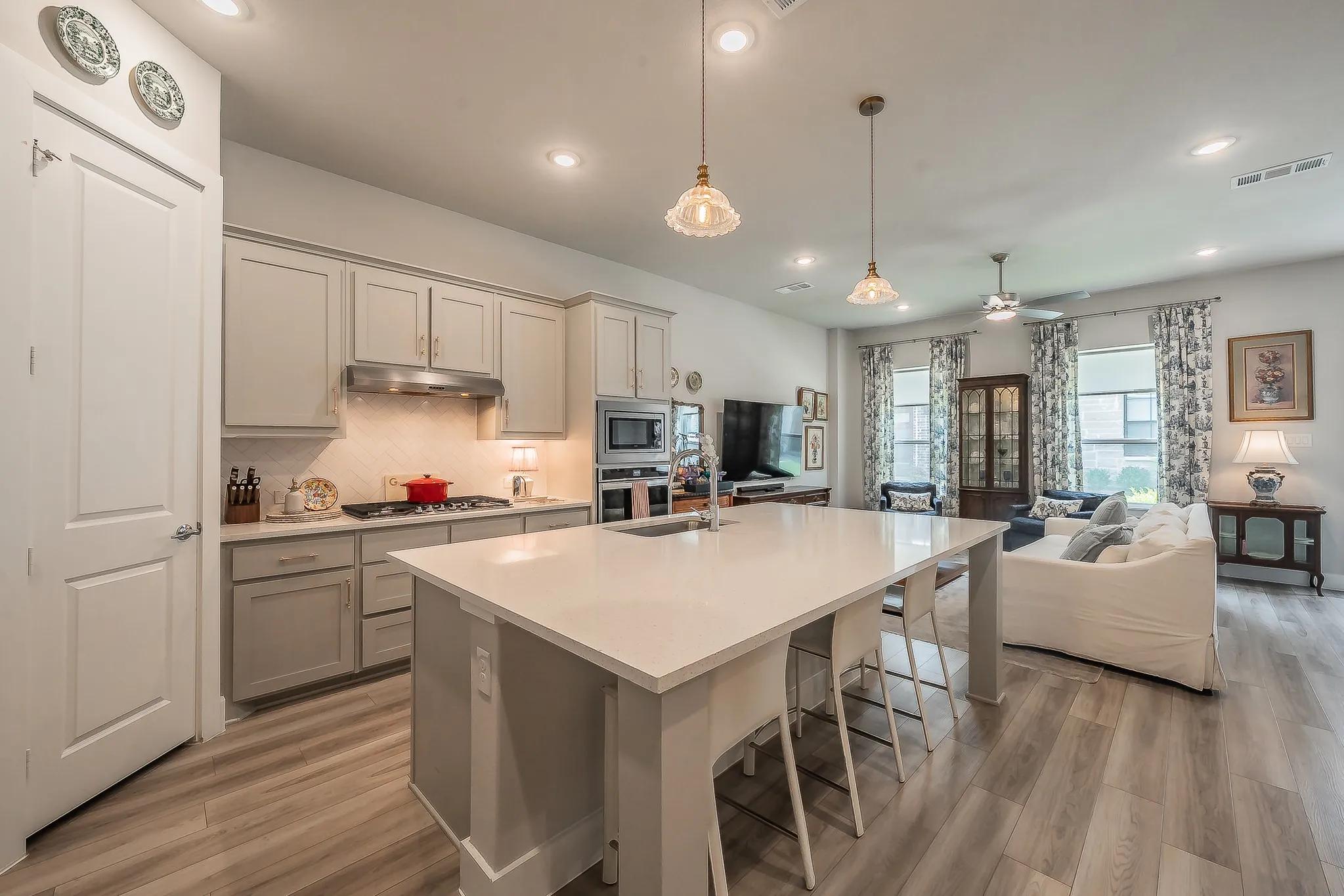 Single Family Residence For Sale in Dallas County , 8106 Emsworth Drive, Dallas, Texas 75231, 3 Bedroom, 3 Bathroom, 2 Garage spaces, 1,760 Sqft, built in 2022, mls#21291126, Real Estate Agent in Dallas, Homes For Sale in Dallas county, Homes For Sale in Dallas, Realtor in Dallas Texas, Real Estate Brokerage Independent Realty Texas, Luminita Cordes Realtor