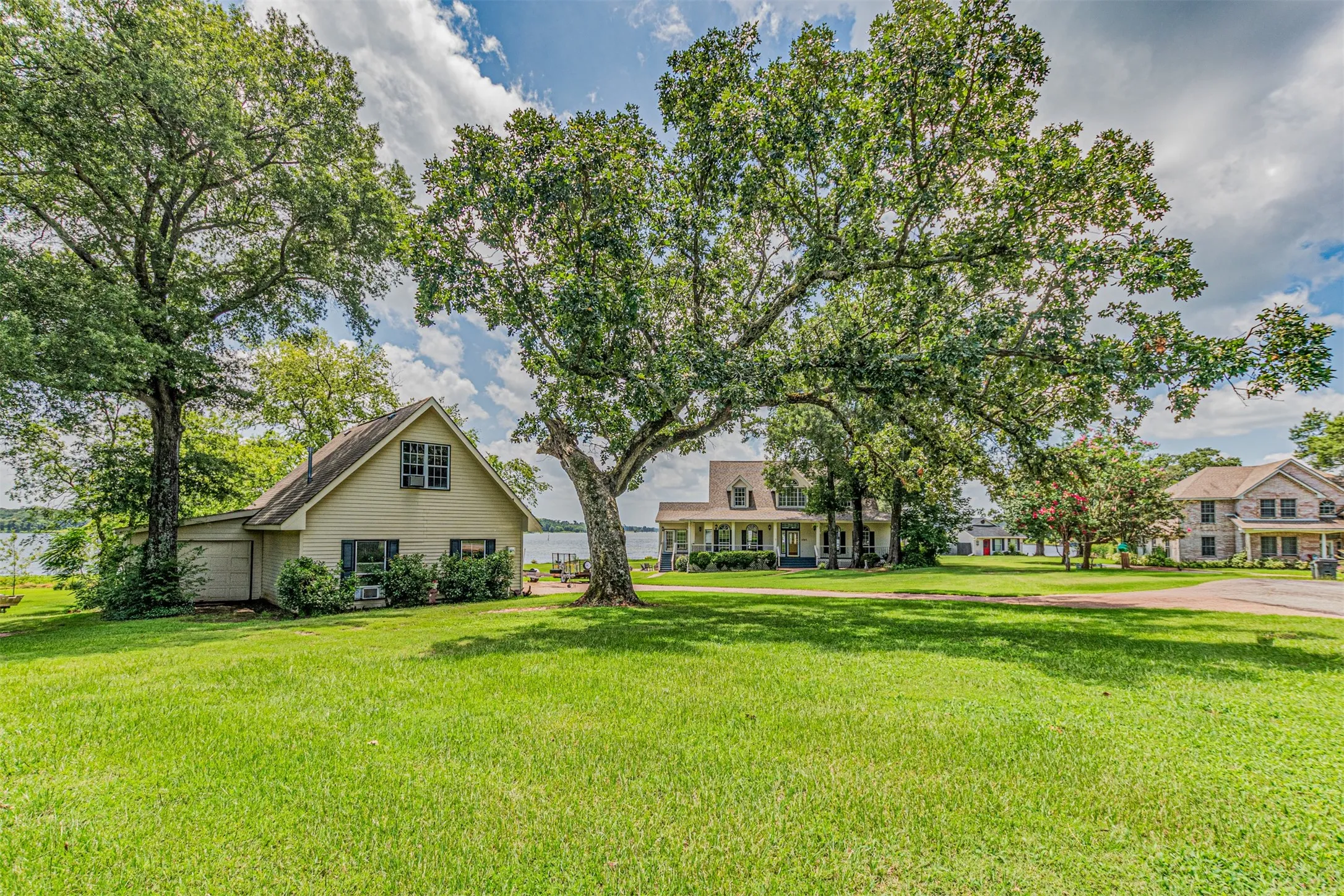 Single Family Residence For Sale in Wood County , 1747 County Road 1785, Yantis, Texas 75497, 5 Bedrooms, 4 Bathrooms, 2 Garage spaces, 3,556 Sqft, built in 1997, Price $961,900, mls#21292576, Real Estate Agent in Yantis, Homes For Sale in Wood county, Homes For Sale in Yantis, Realtor in Yantis Texas, Real Estate Brokerage Independent Realty Texas, Luminita Cordes Realtor