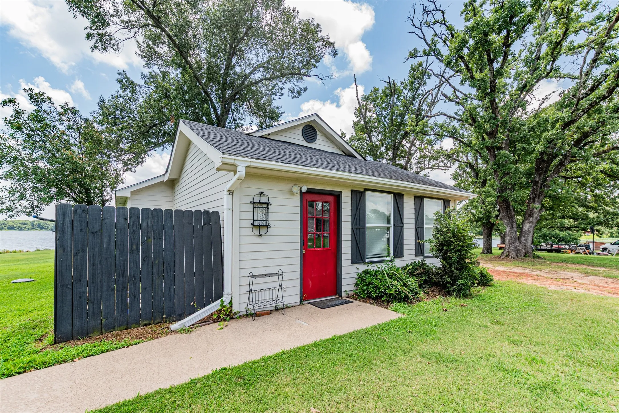 Single Family Residence For Sale in Wood County , 1747 County Road 1785, Yantis, Texas 75497, 5 Bedrooms, 4 Bathrooms, 2 Garage spaces, 3,556 Sqft, built in 1997, Price $961,900, mls#21292576, Real Estate Agent in Yantis, Homes For Sale in Wood county, Homes For Sale in Yantis, Realtor in Yantis Texas, Real Estate Brokerage Independent Realty Texas, Luminita Cordes Realtor
